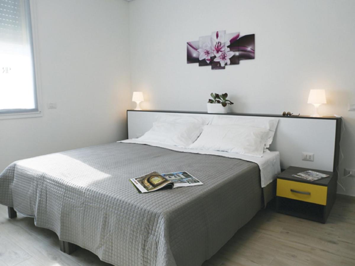 One-Bedroom Apartment photo 2