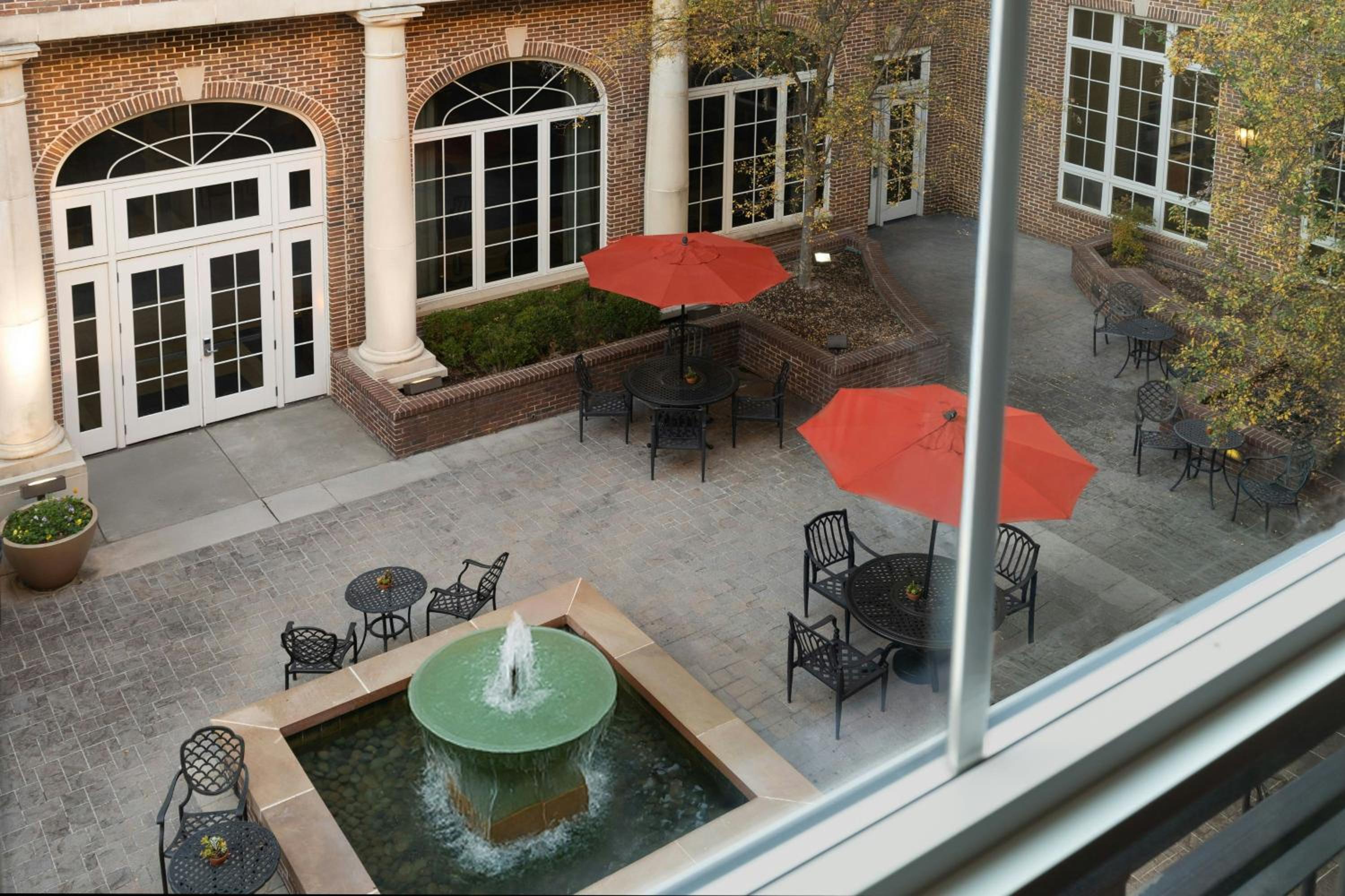 Queen Room with Two Queen Beds and Courtyard View - Hearing Accessible photo 2