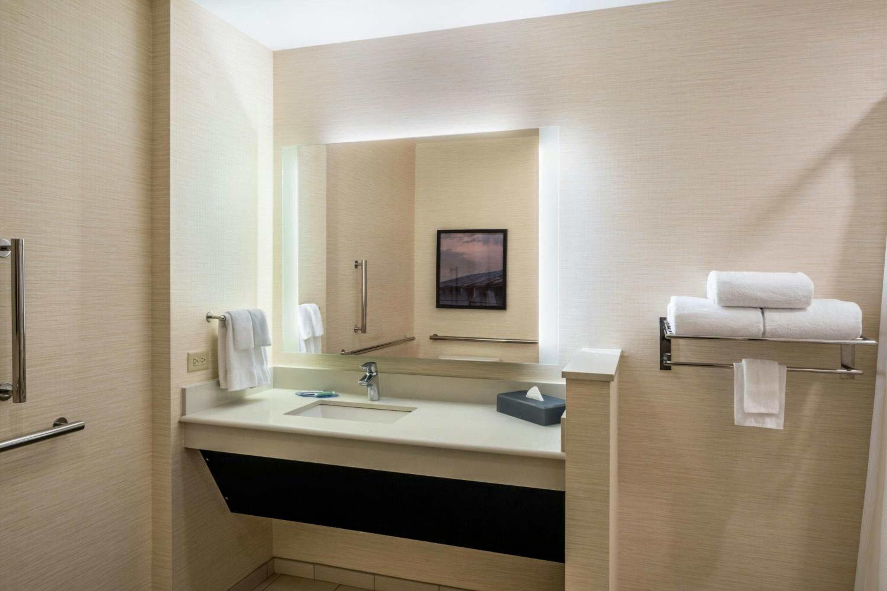 Queen Room with Two Queen Beds and Bathtub - Mobility Access