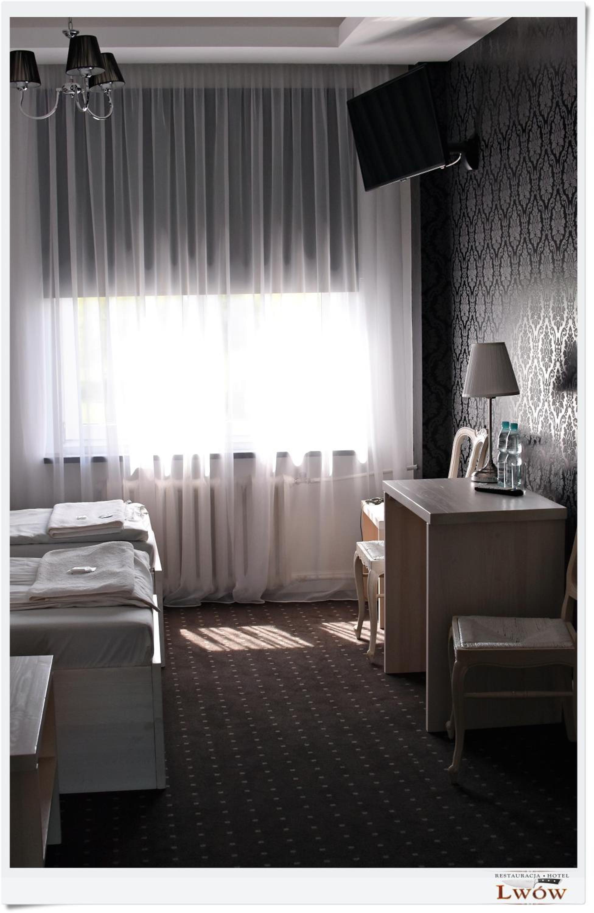 Deluxe Double Room with Shower - Photo 4
