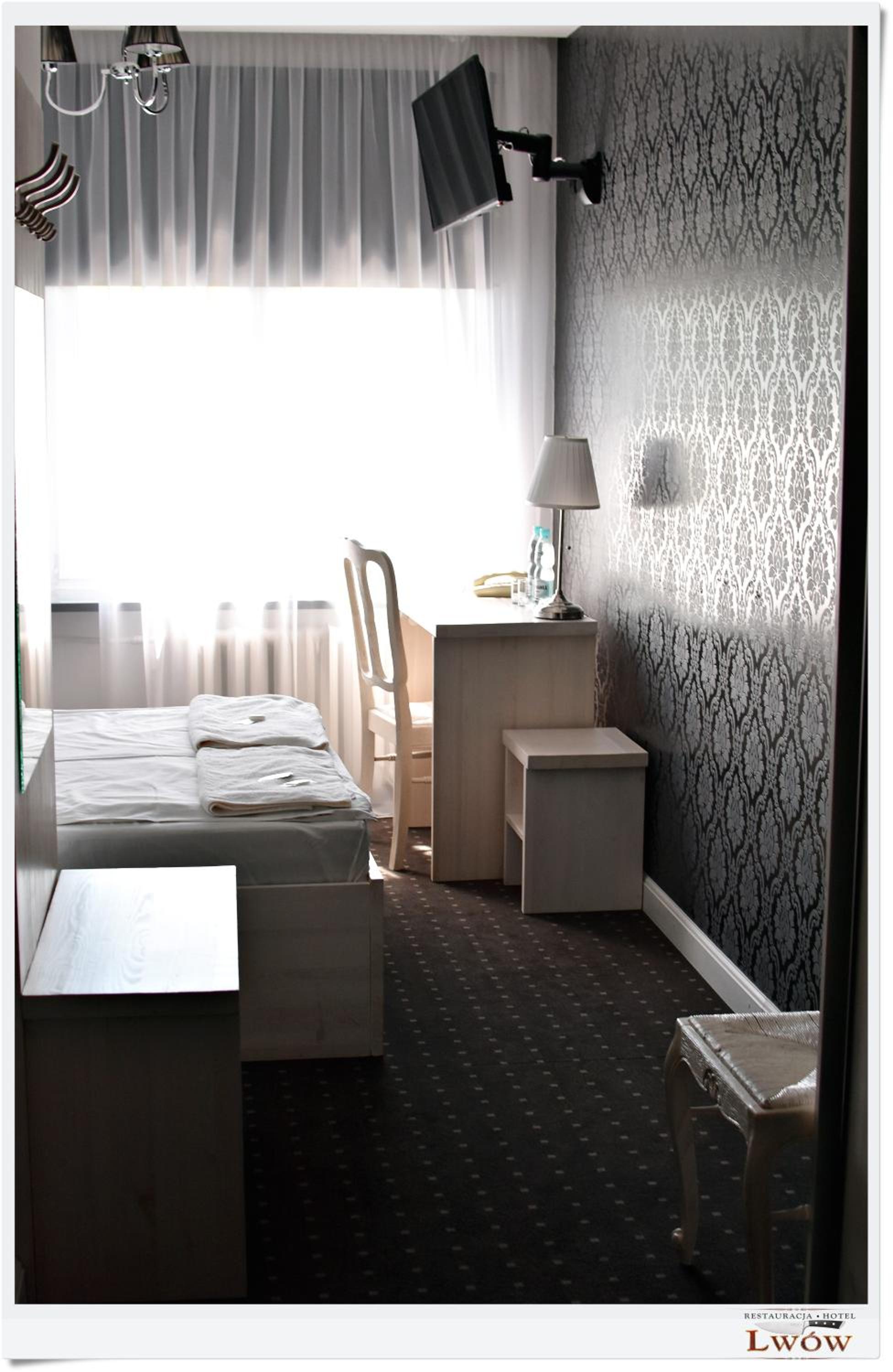 Deluxe Double Room with Shower - Photo 6