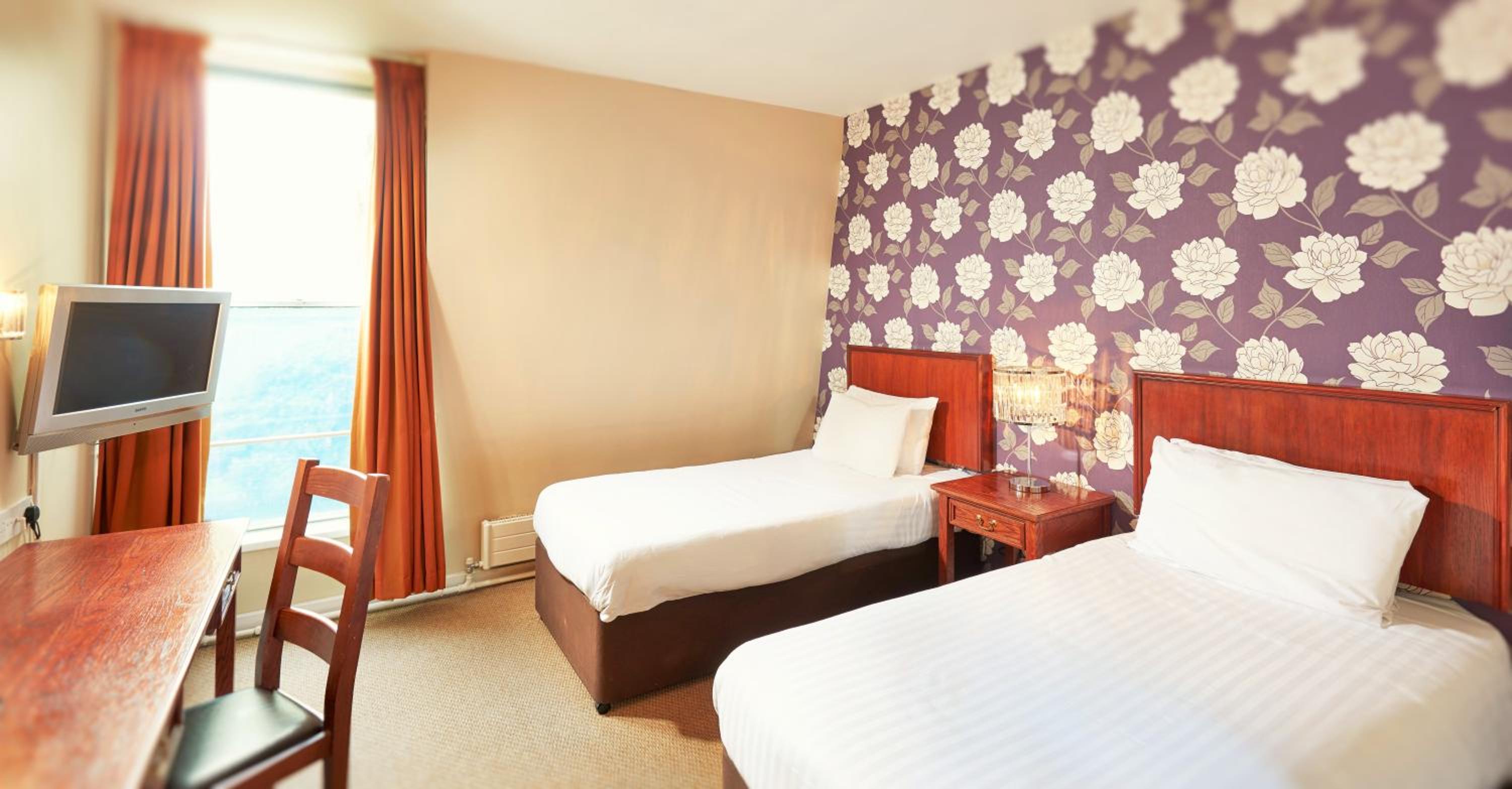 Double Room with Two Single Beds and View - Non-Smoking - Photo 5