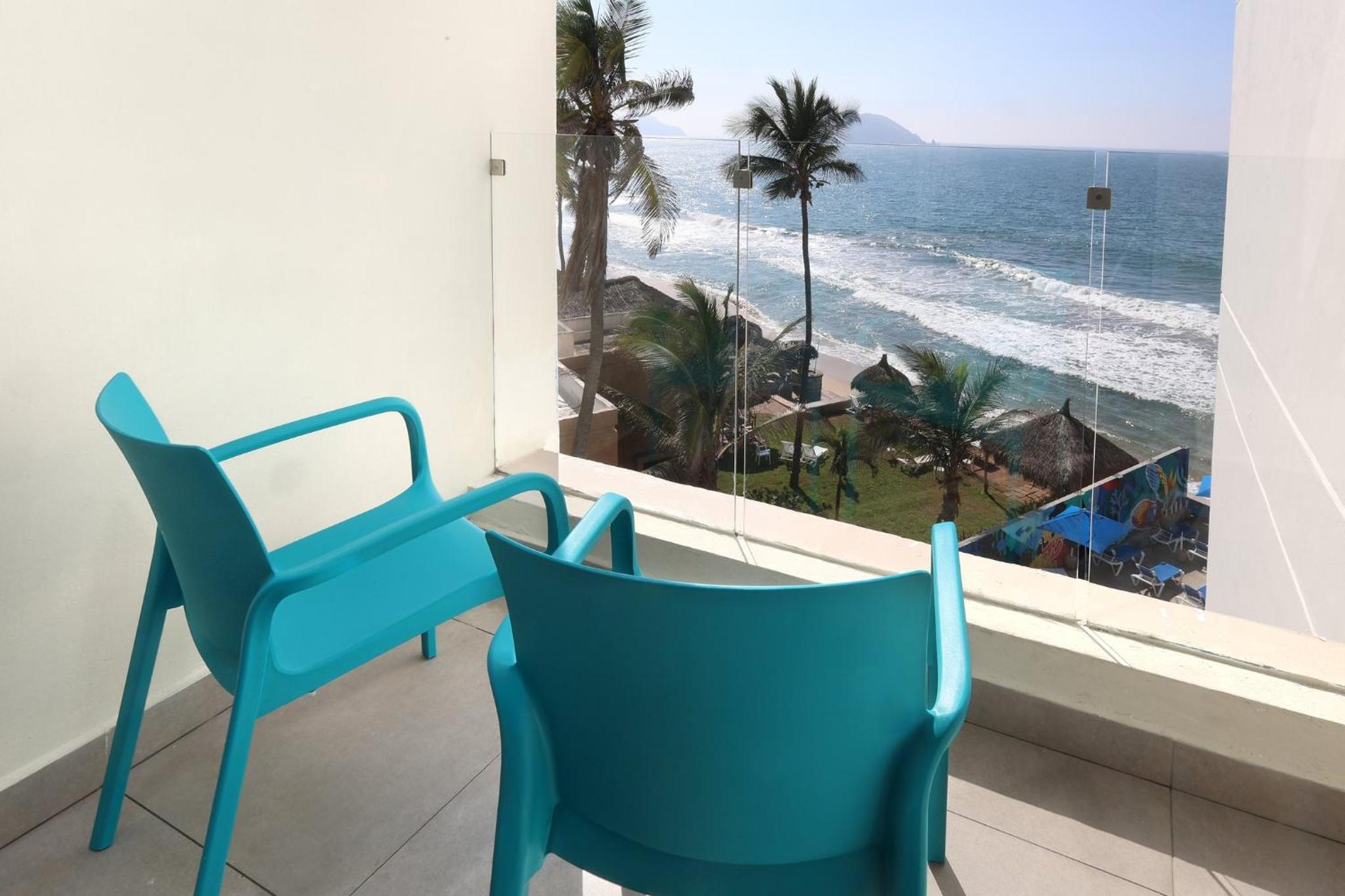 Standard Queen Room with Two Queen Beds and Ocean View photo 2