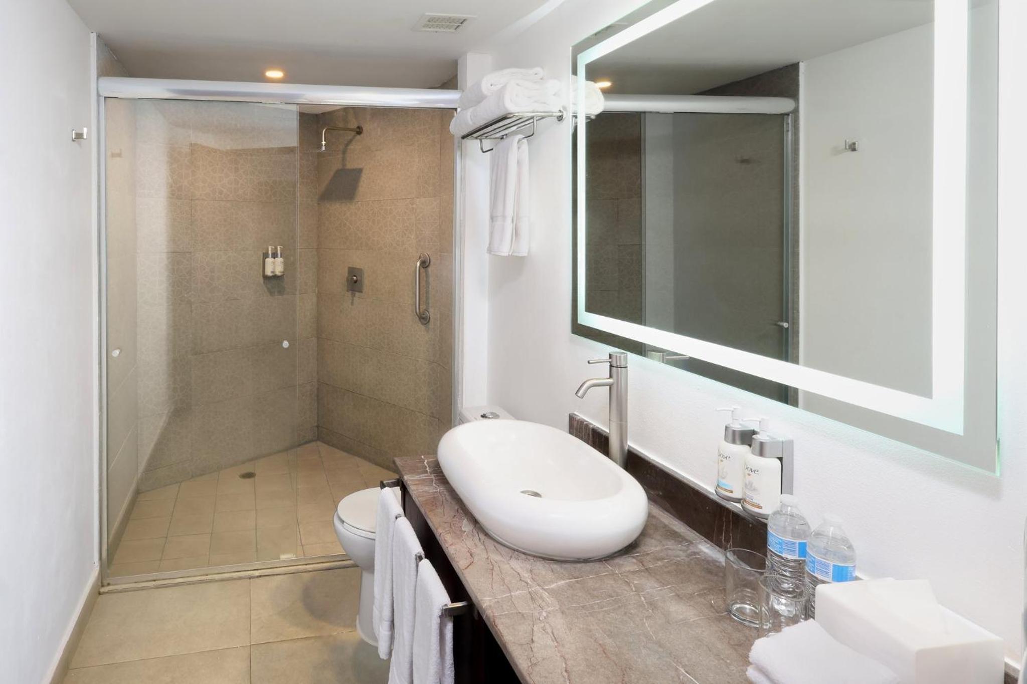 Standard Queen Room with Two Queen Beds and Ocean View - High Floor photo 2