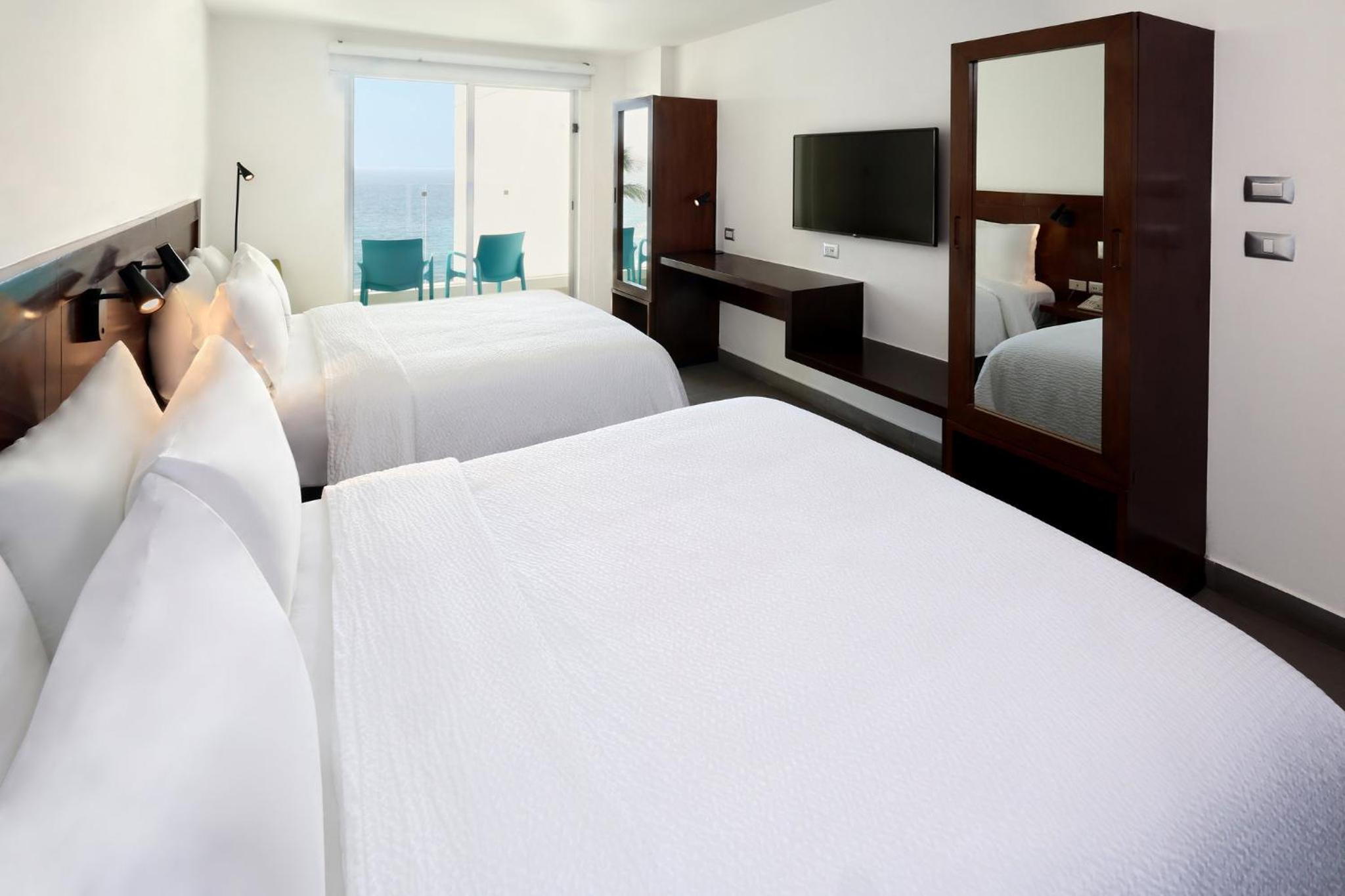 Standard Queen Room with Two Queen Beds and Ocean View - High Floor photo 3