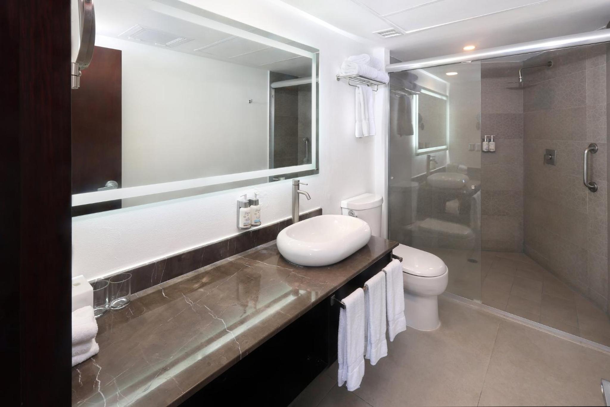 Queen Suite with Two Queen Beds and Ocean Front photo 2