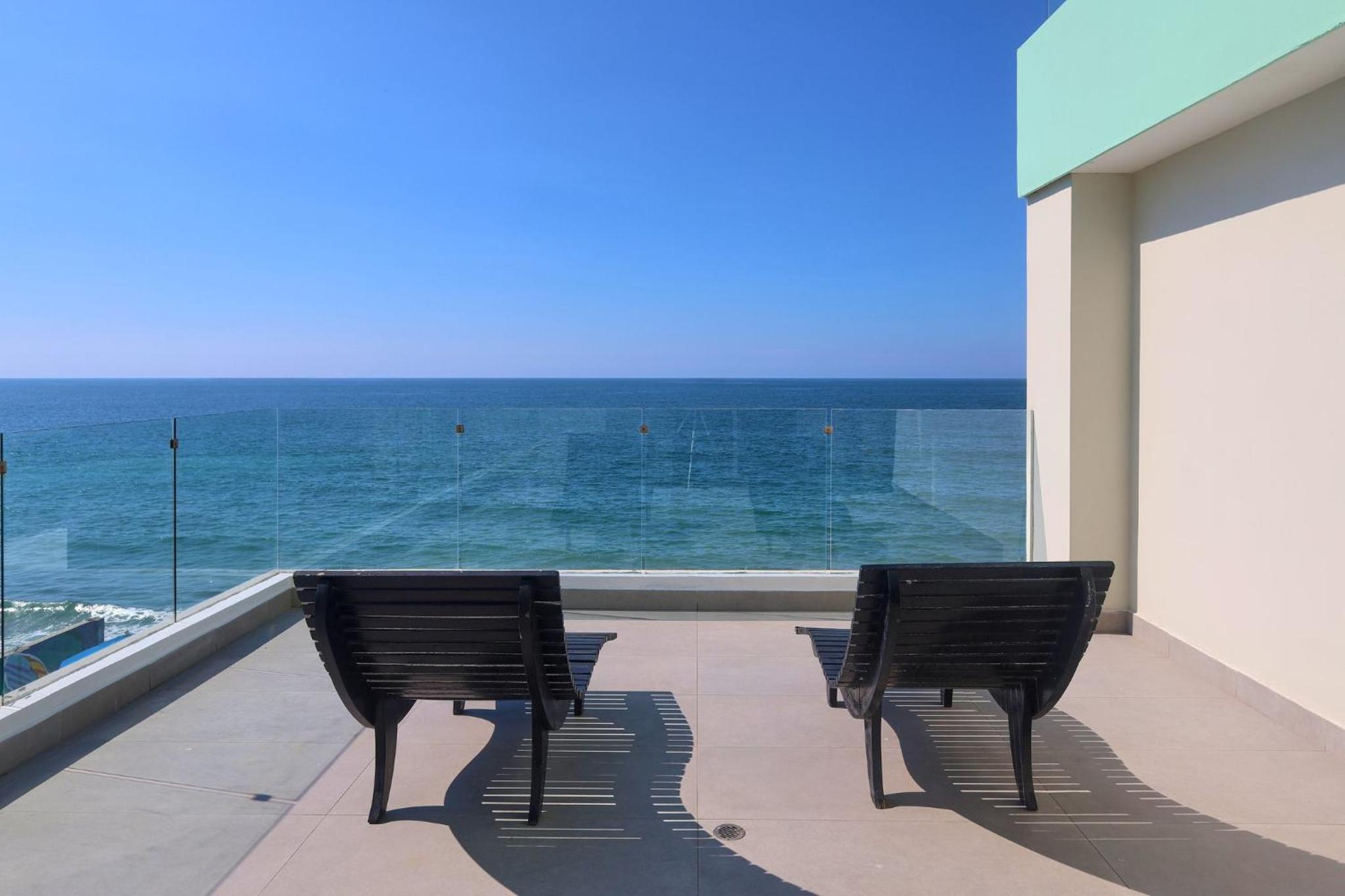 Two-Bedroom Suite with Four Queen Beds and Ocean Front photo 2