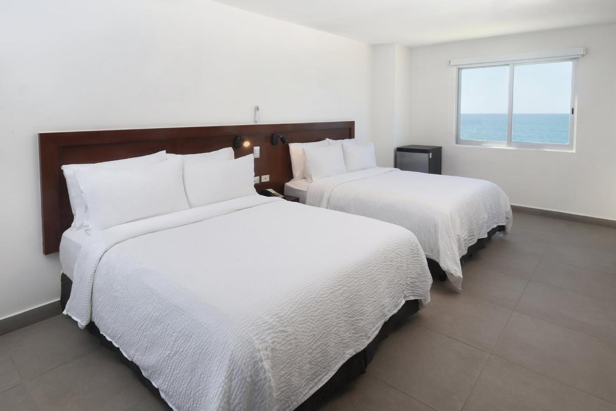 Two-Bedroom Suite with Four Queen Beds and Ocean Front photo 3