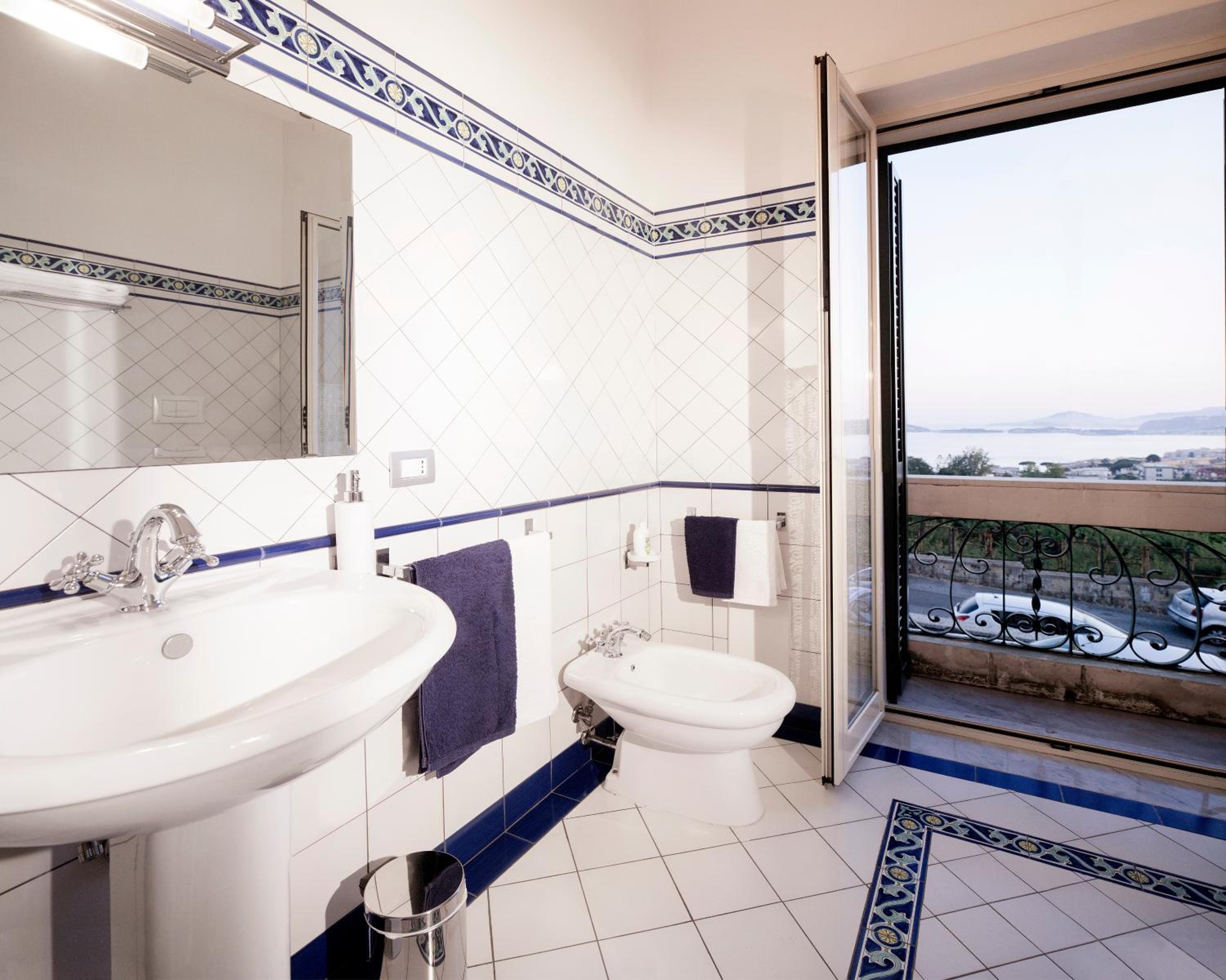 Deluxe Double Room with Balcony and Sea View photo 2