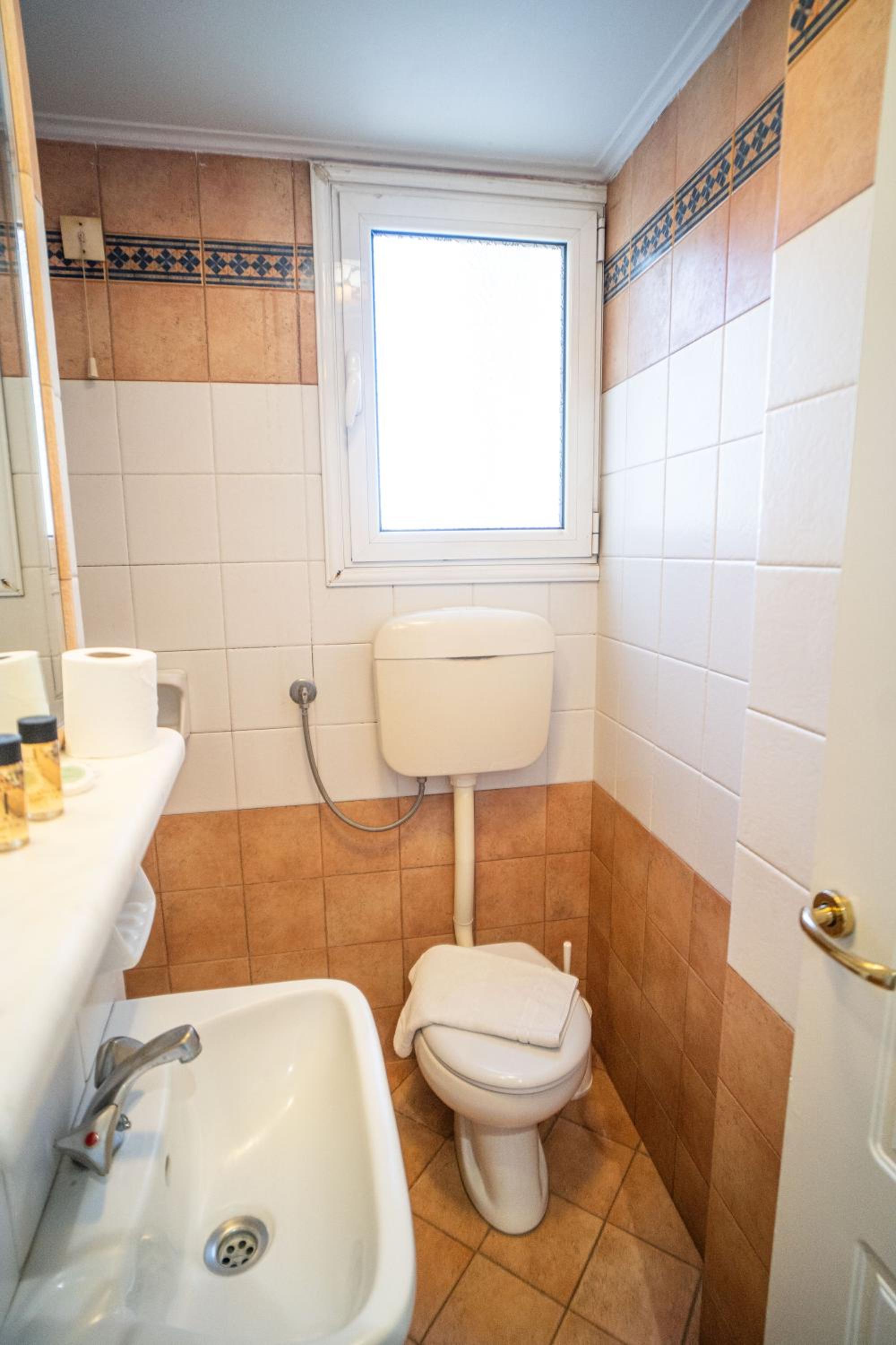 Small Double Room - Photo 7