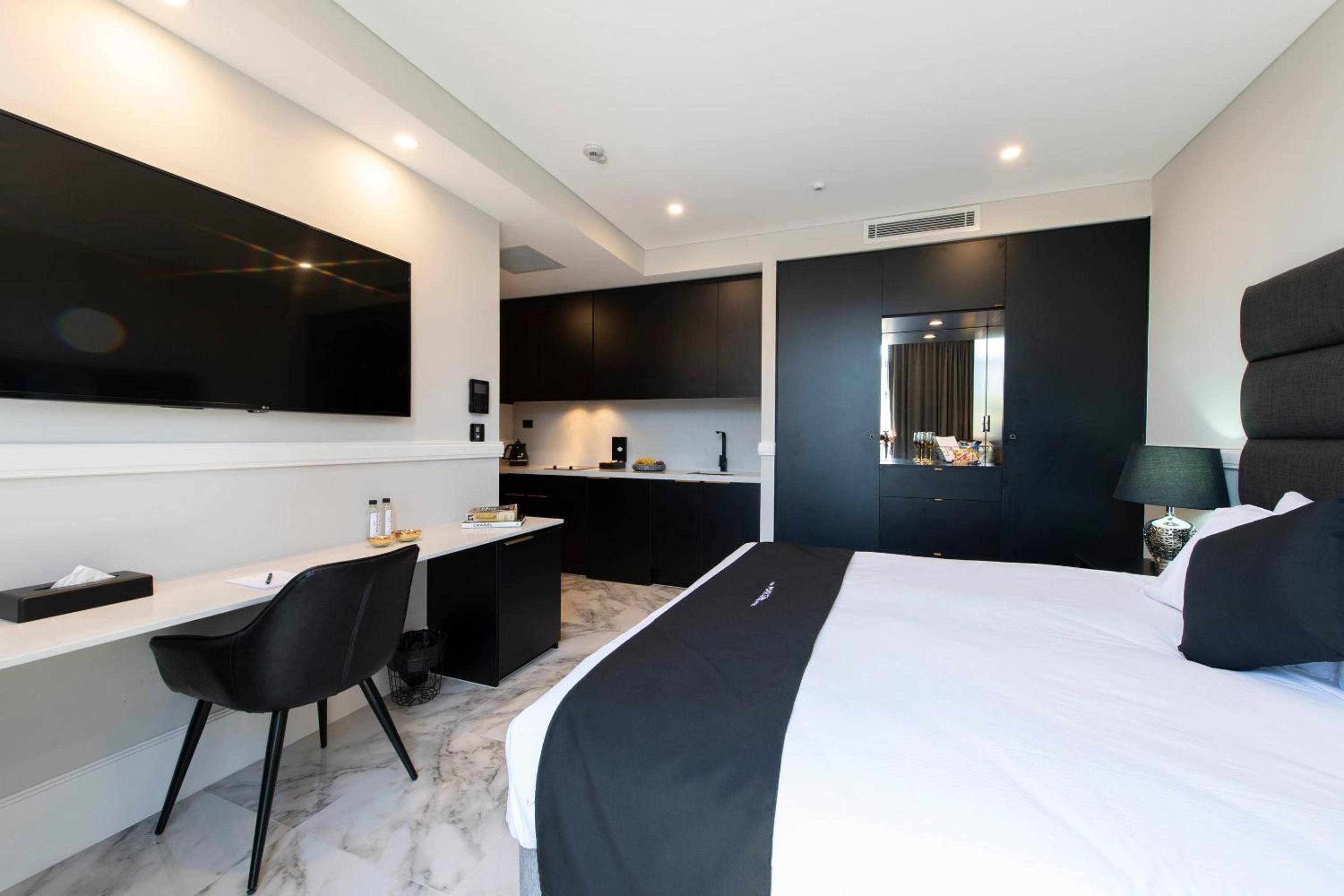 King Deluxe Standard with Walk-in Shower (Accessible)