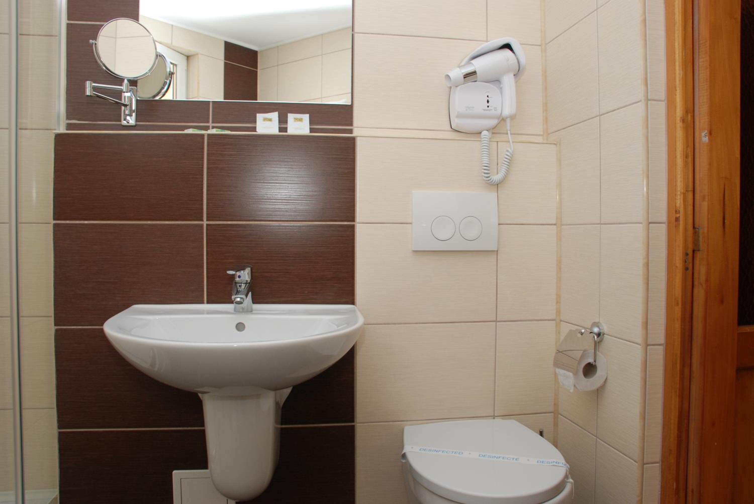 Standard King Room - Photo 10