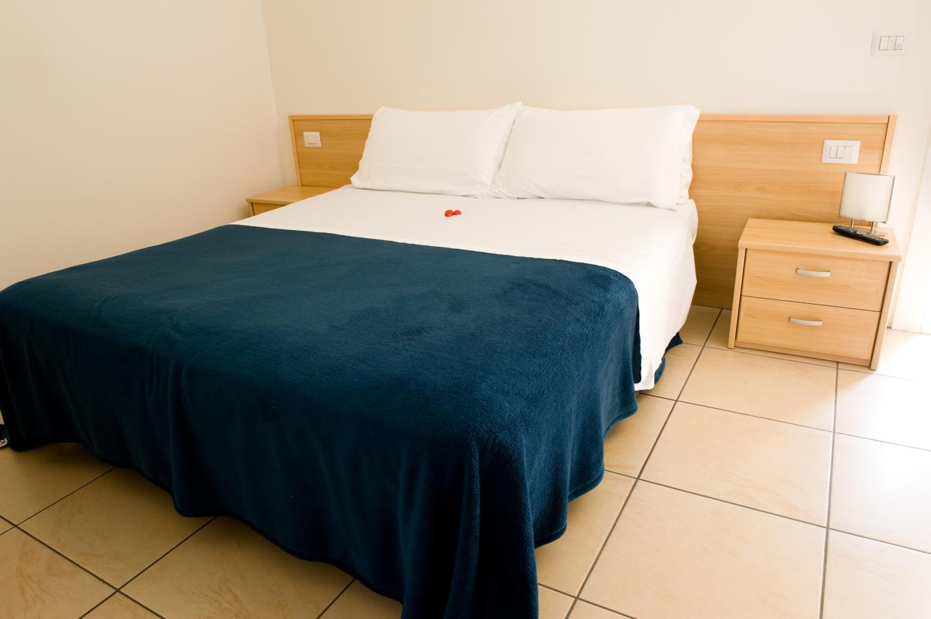 Double or Twin Room - Photo 11