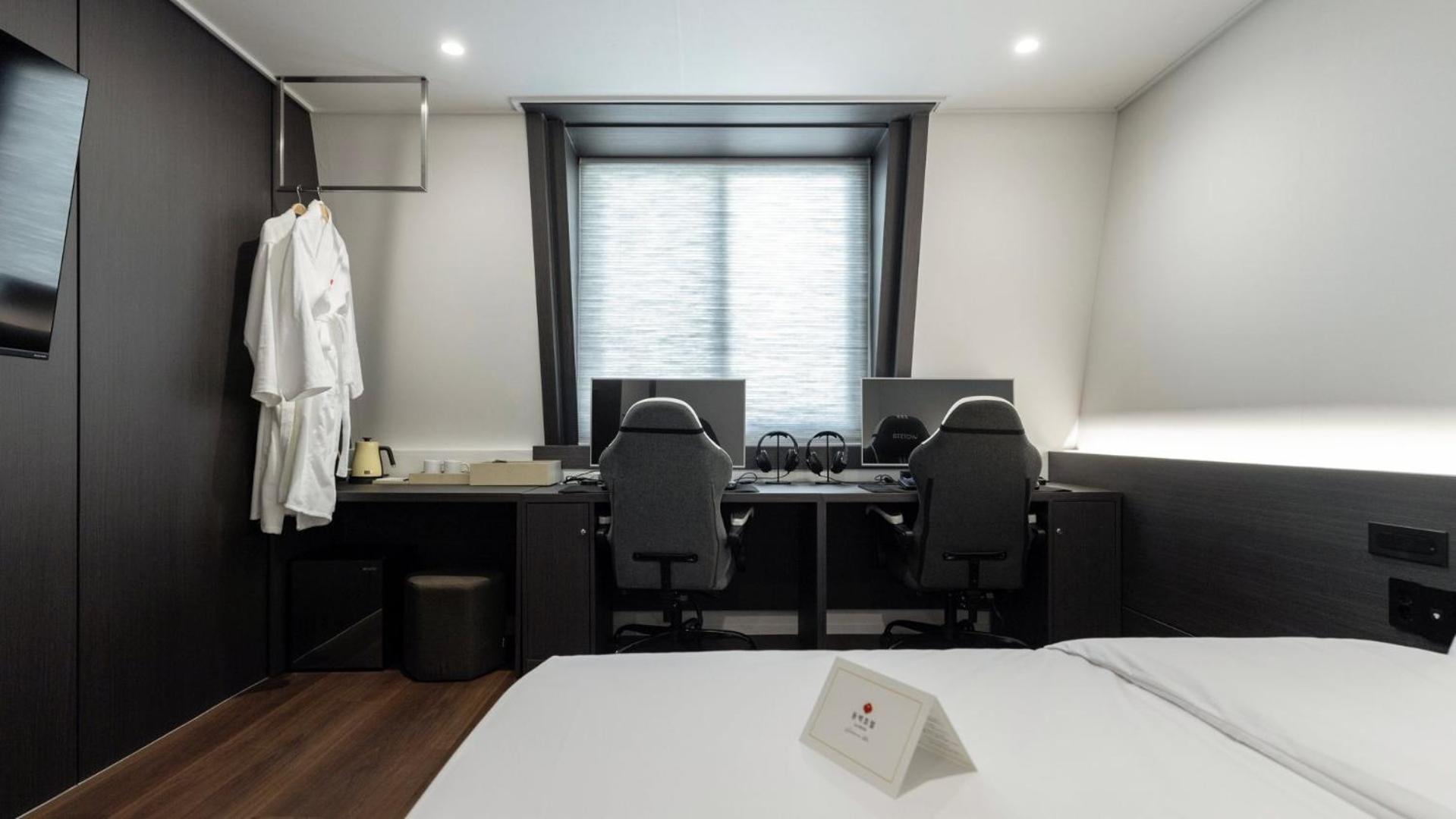 Dongbaek RX6600 Gaming Room photo 3