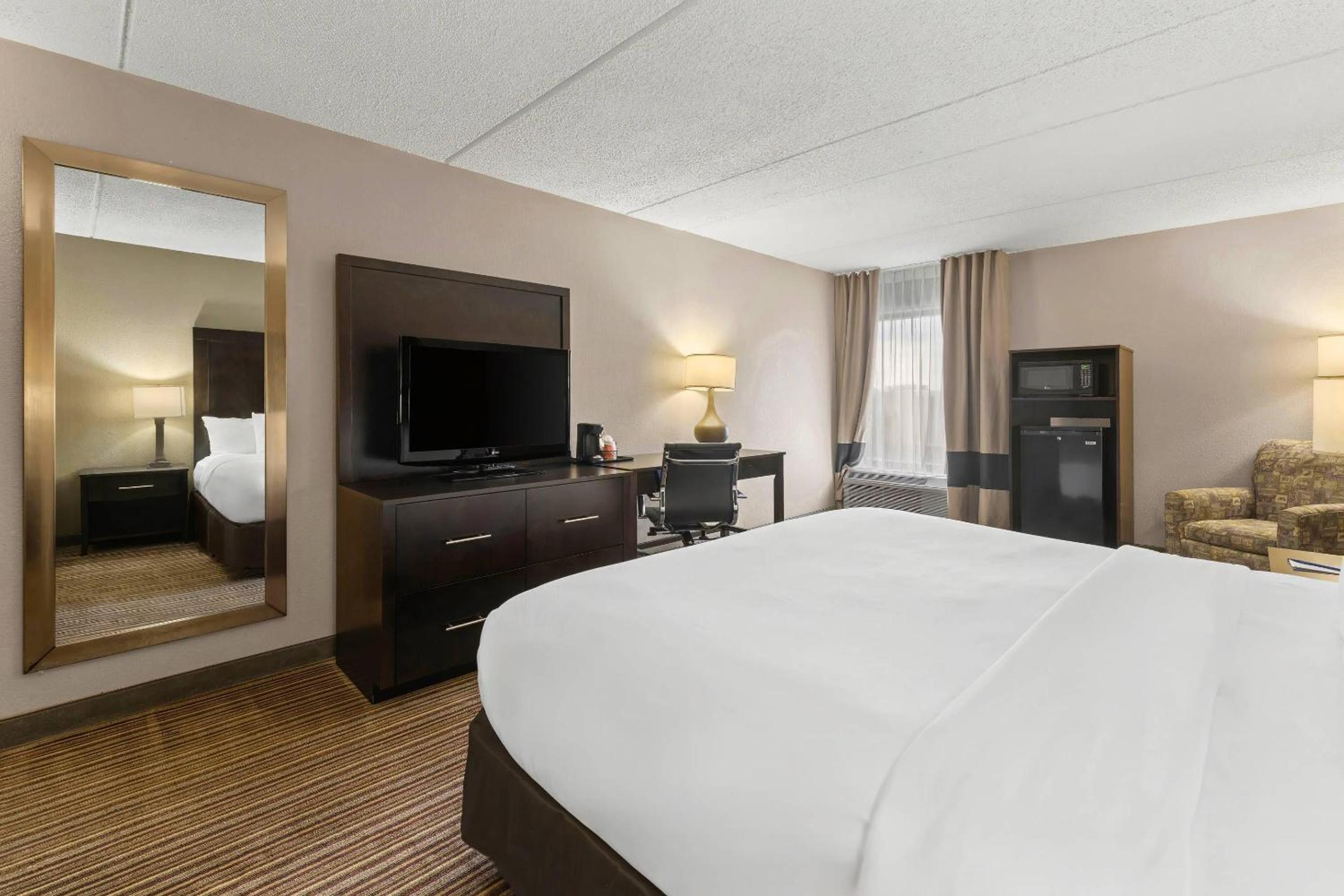 King Room - Non-Smoking - Photo 2
