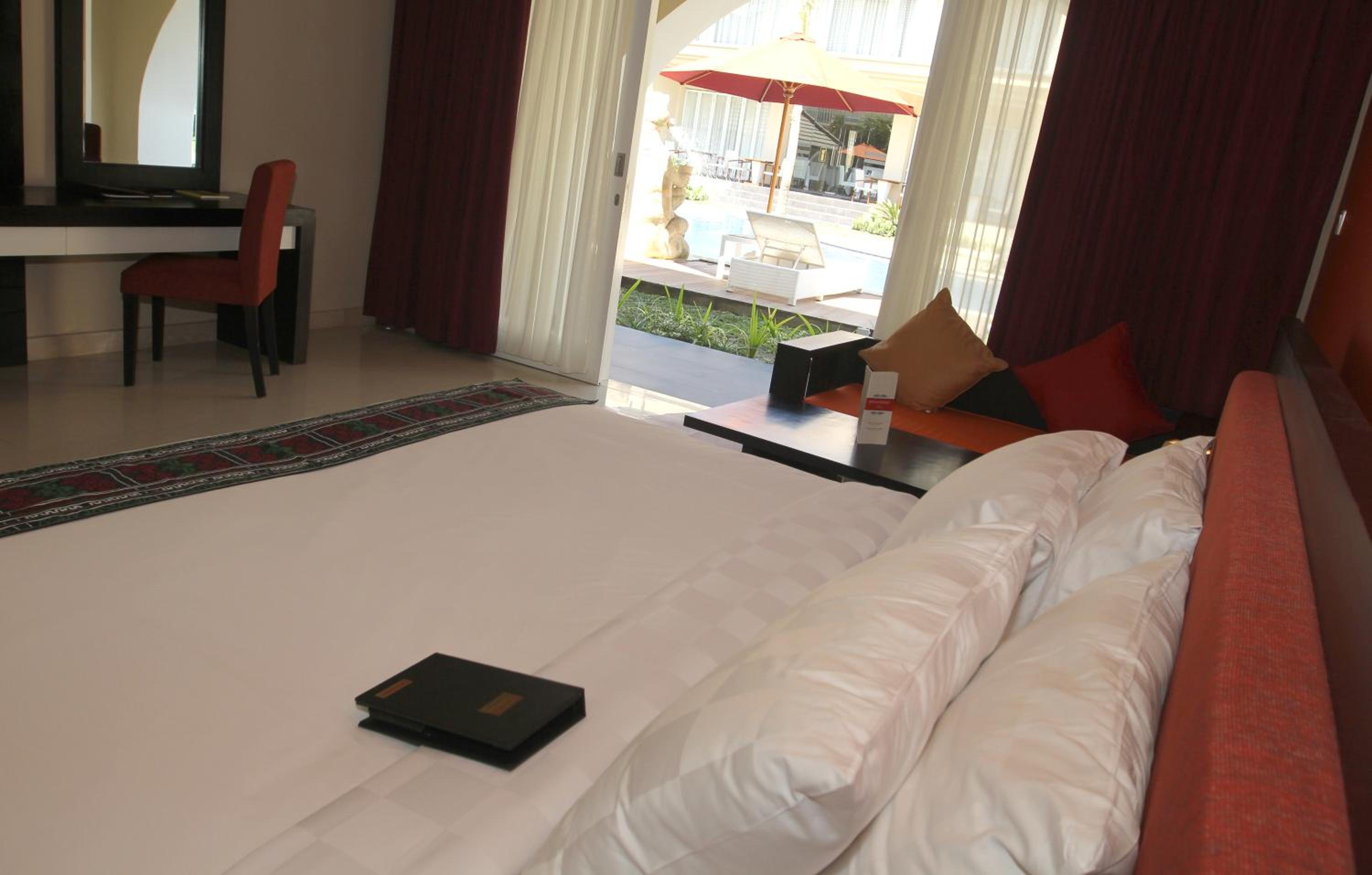 Double Room with Pool View photo 3