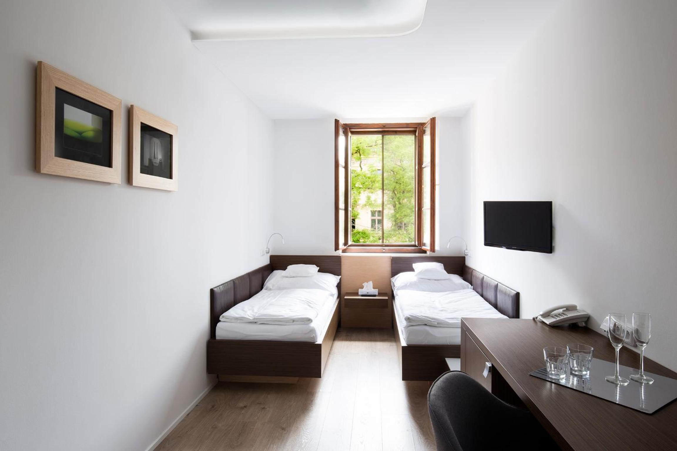 Standard Twin Room - Photo 1