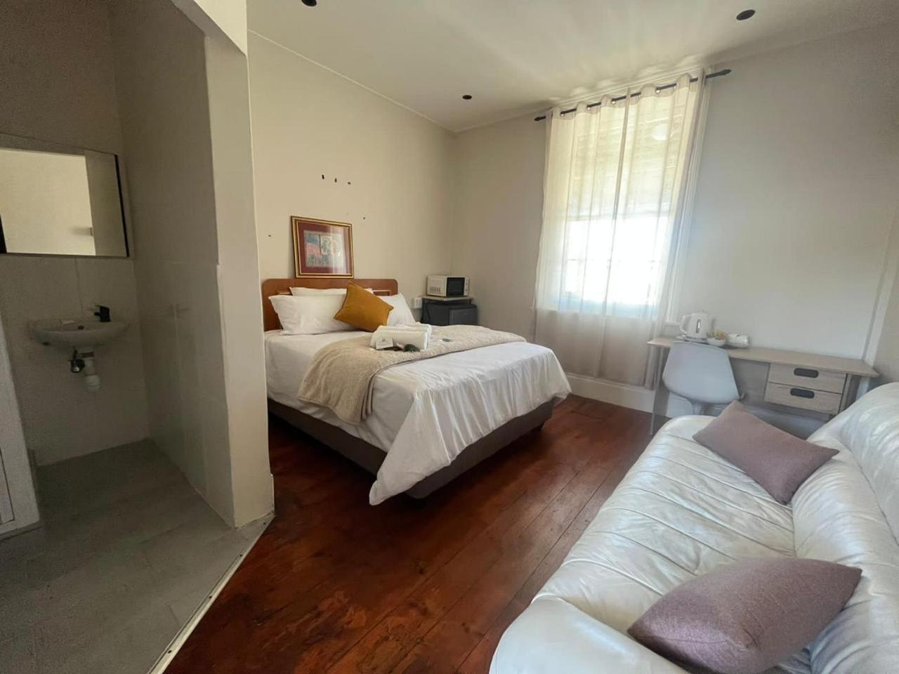 Standard Queen Room photo 2