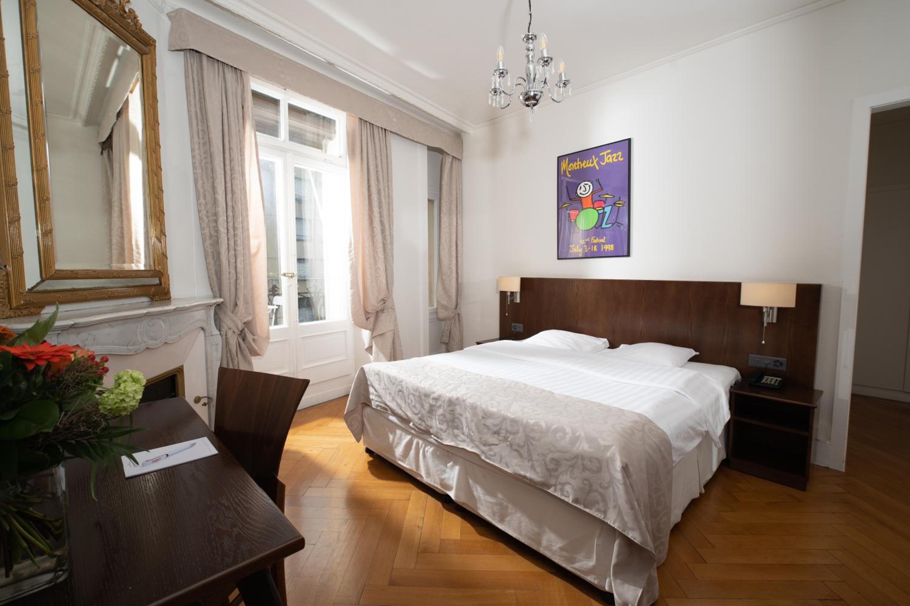 Economy Double Room with Balcony – Lake View photo 2