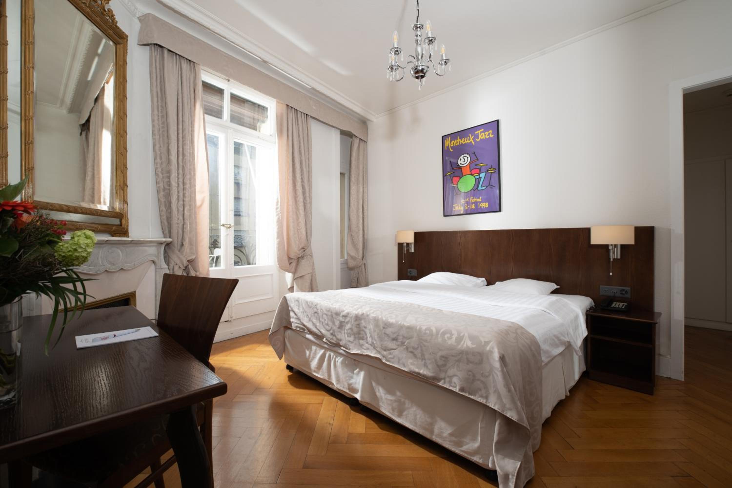 Economy Double Room with Balcony – Lake View photo 1