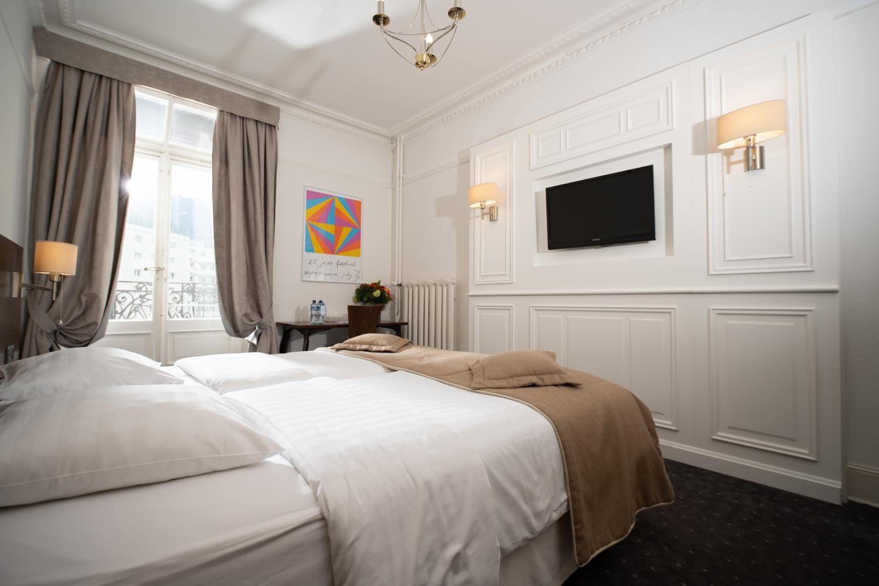 Renovated Double Room with Balcony photo 2