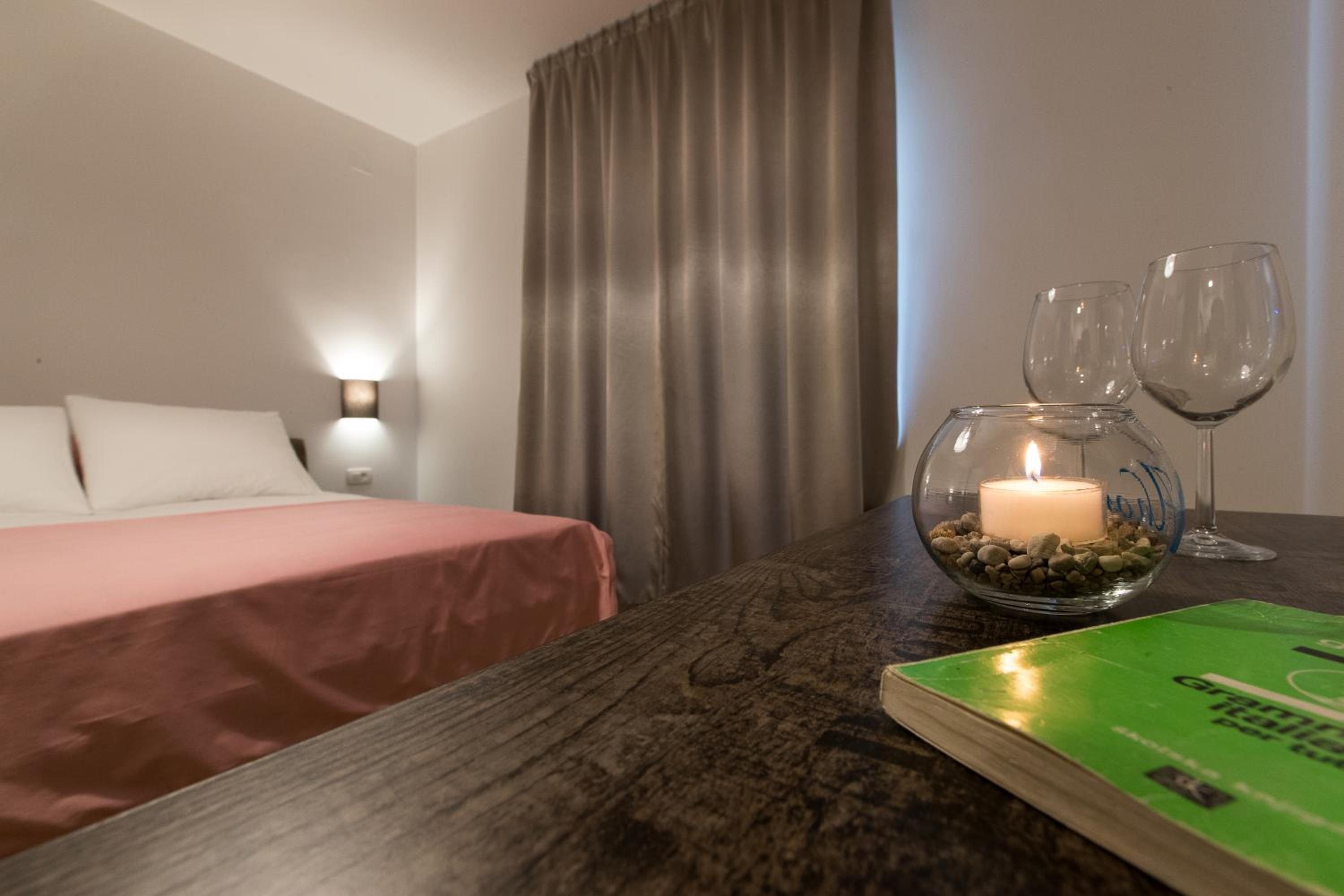 Double Room with City View - Photo 8