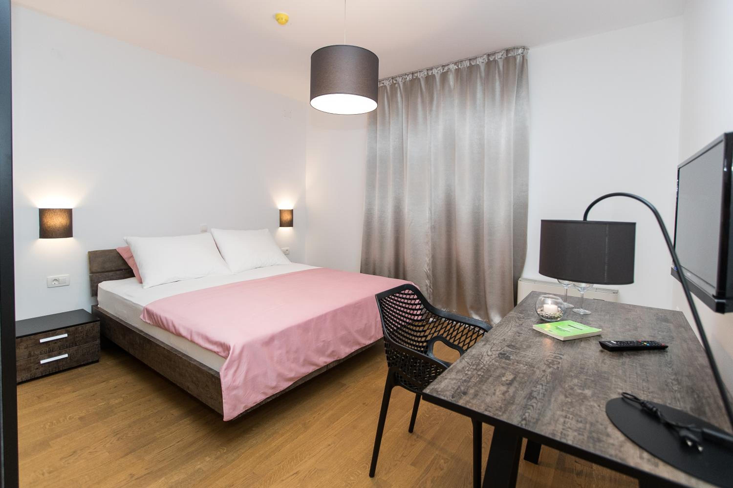 Double Room with City View - Photo 7
