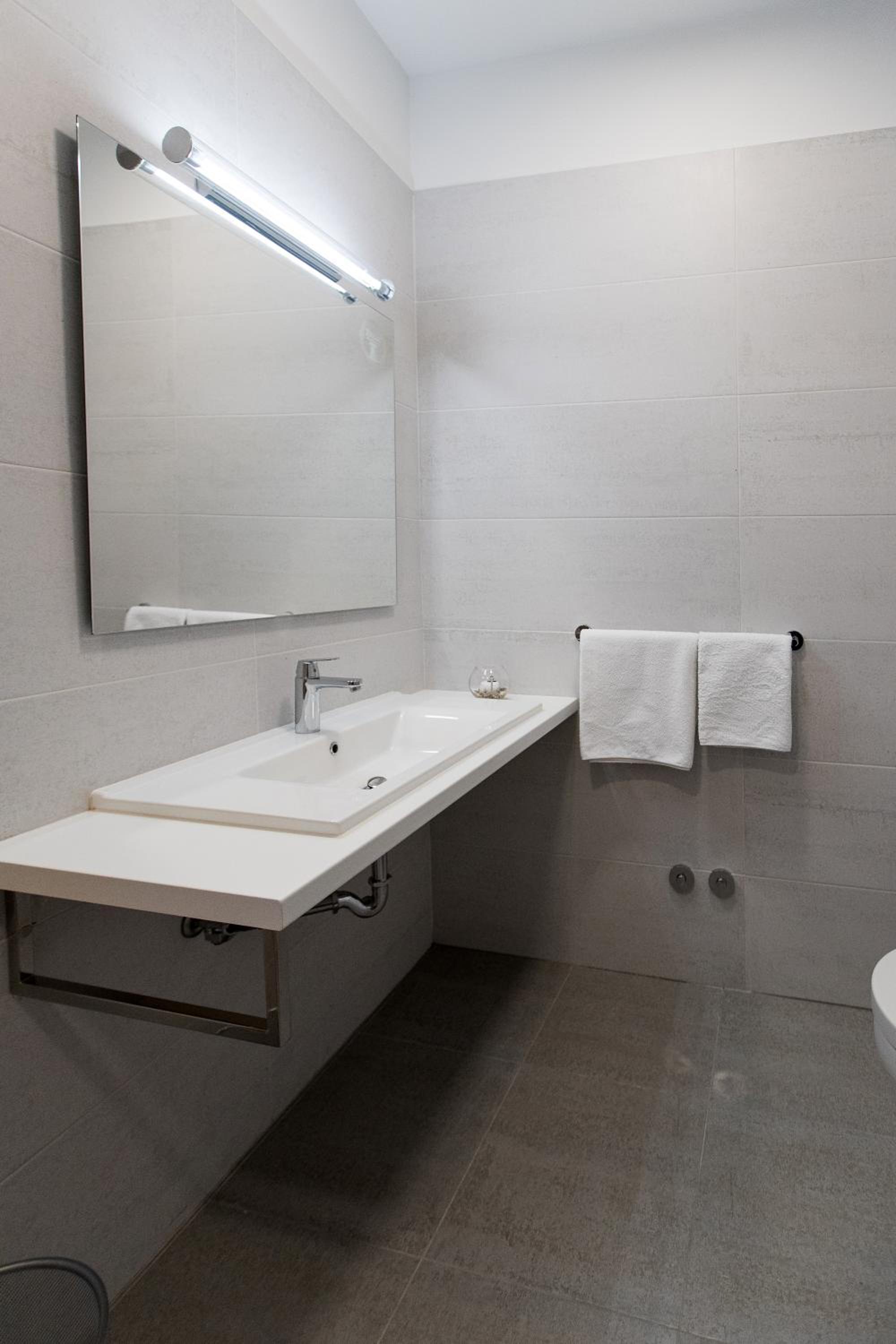 Double Room with City View - Photo 6