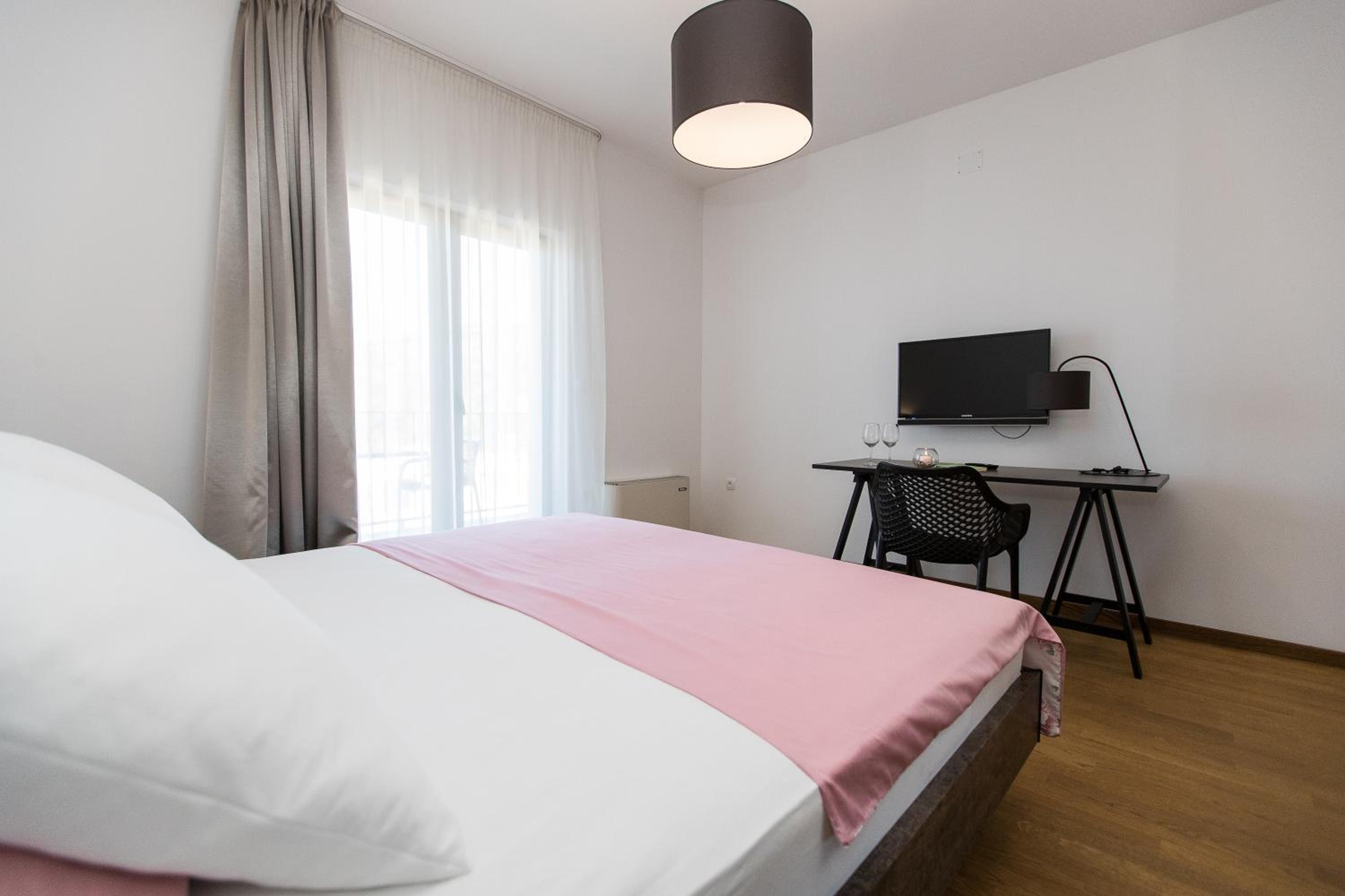 Double Room with City View - Photo 10