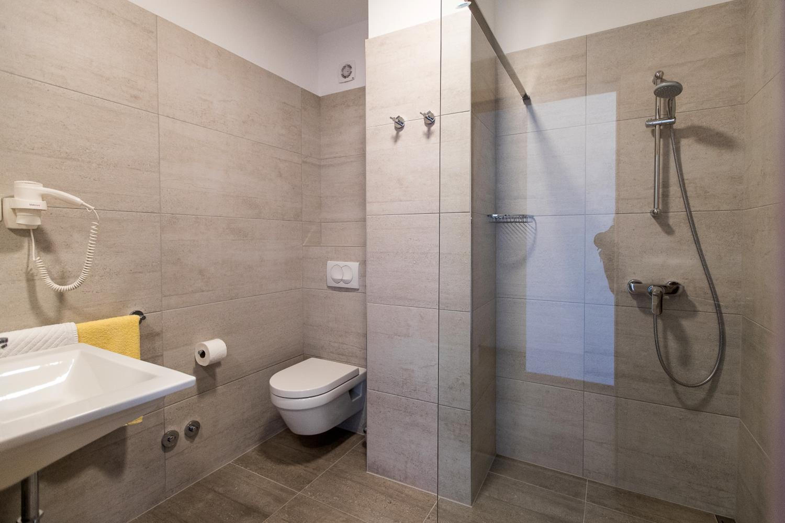 Double or Twin Room - Photo 4
