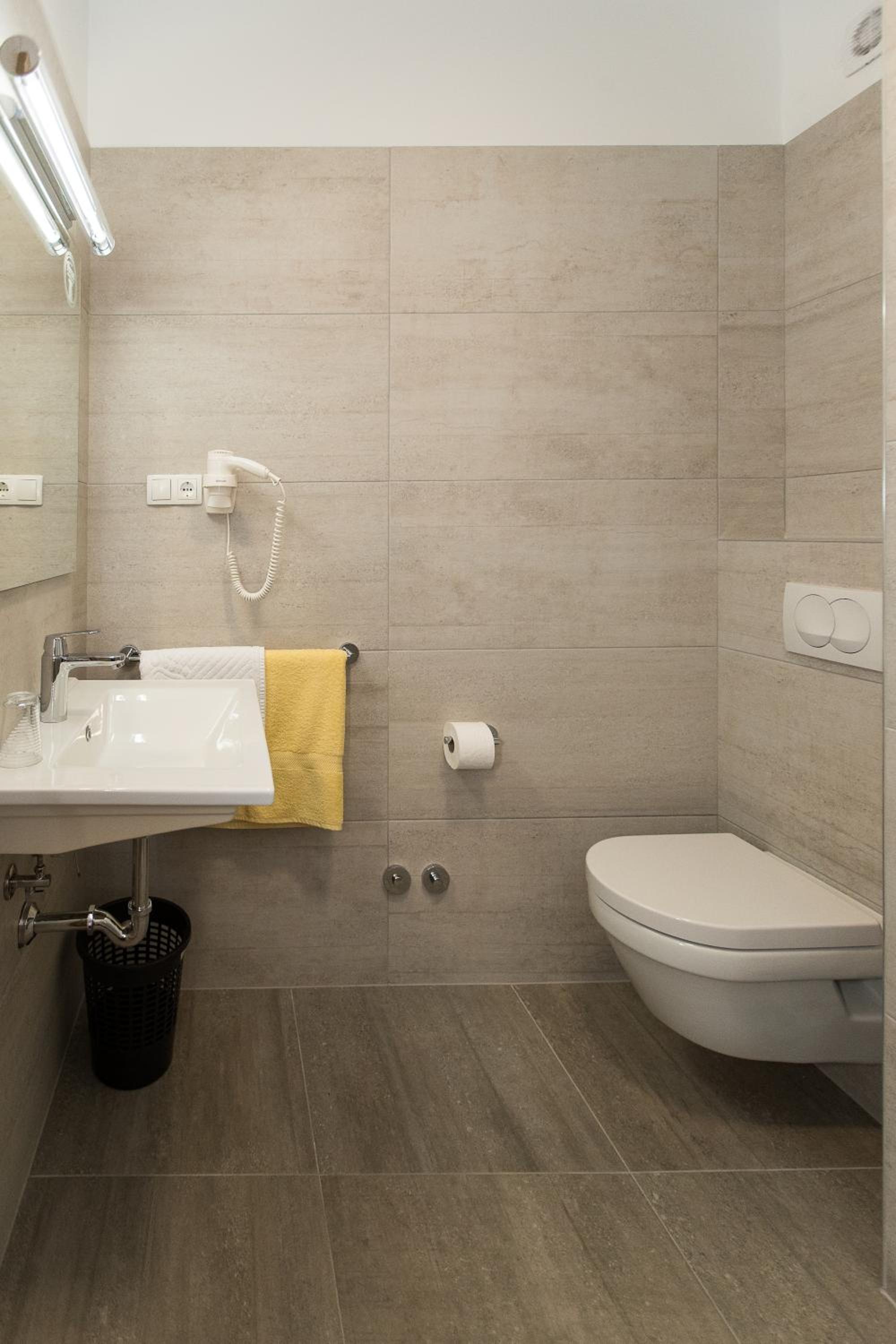 Double or Twin Room - Photo 8