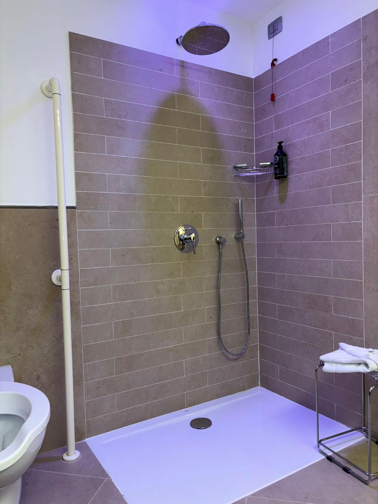 Queen Room - Disability Access photo 1
