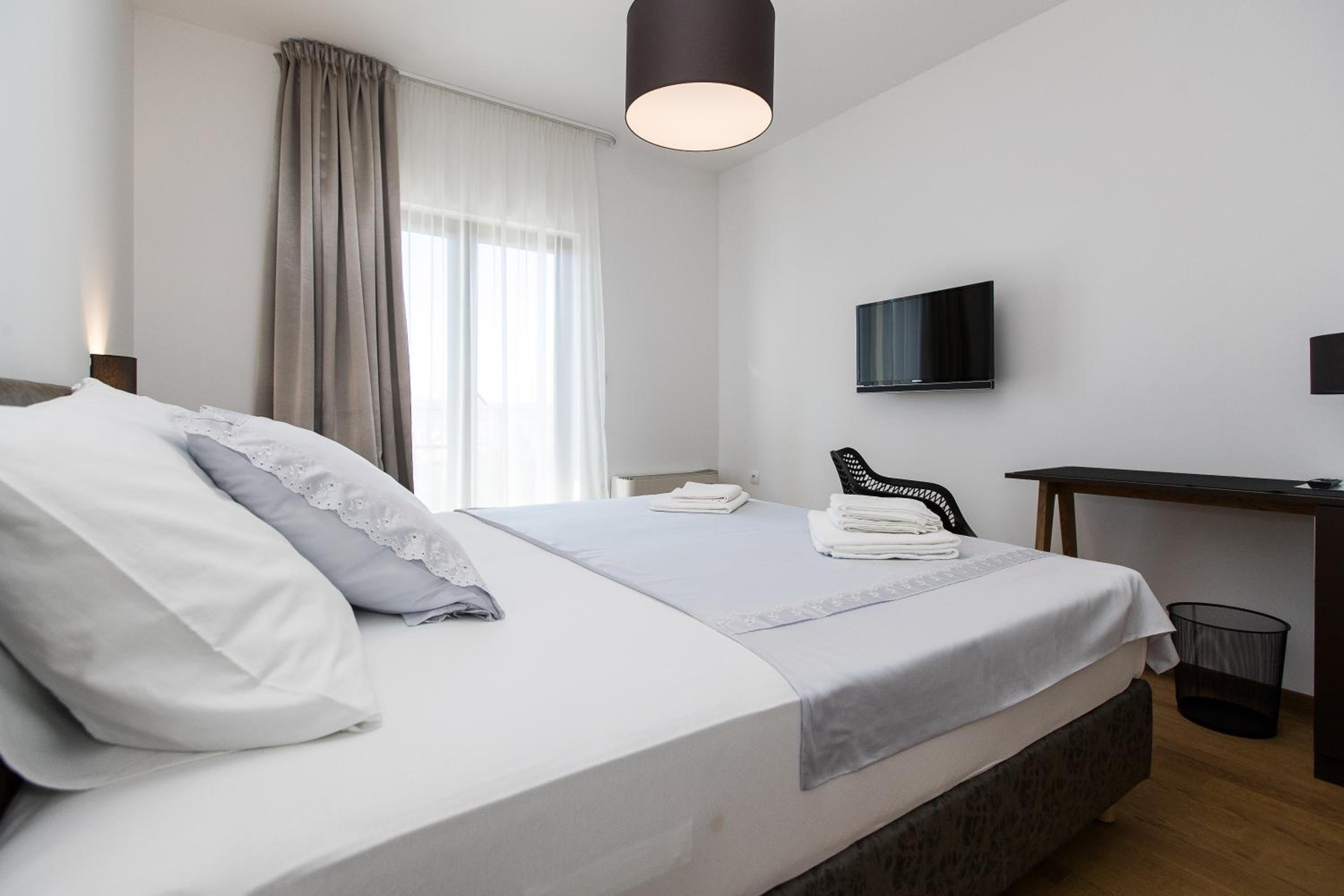 Deluxe Double Room with Balcony and Sea View - Photo 10