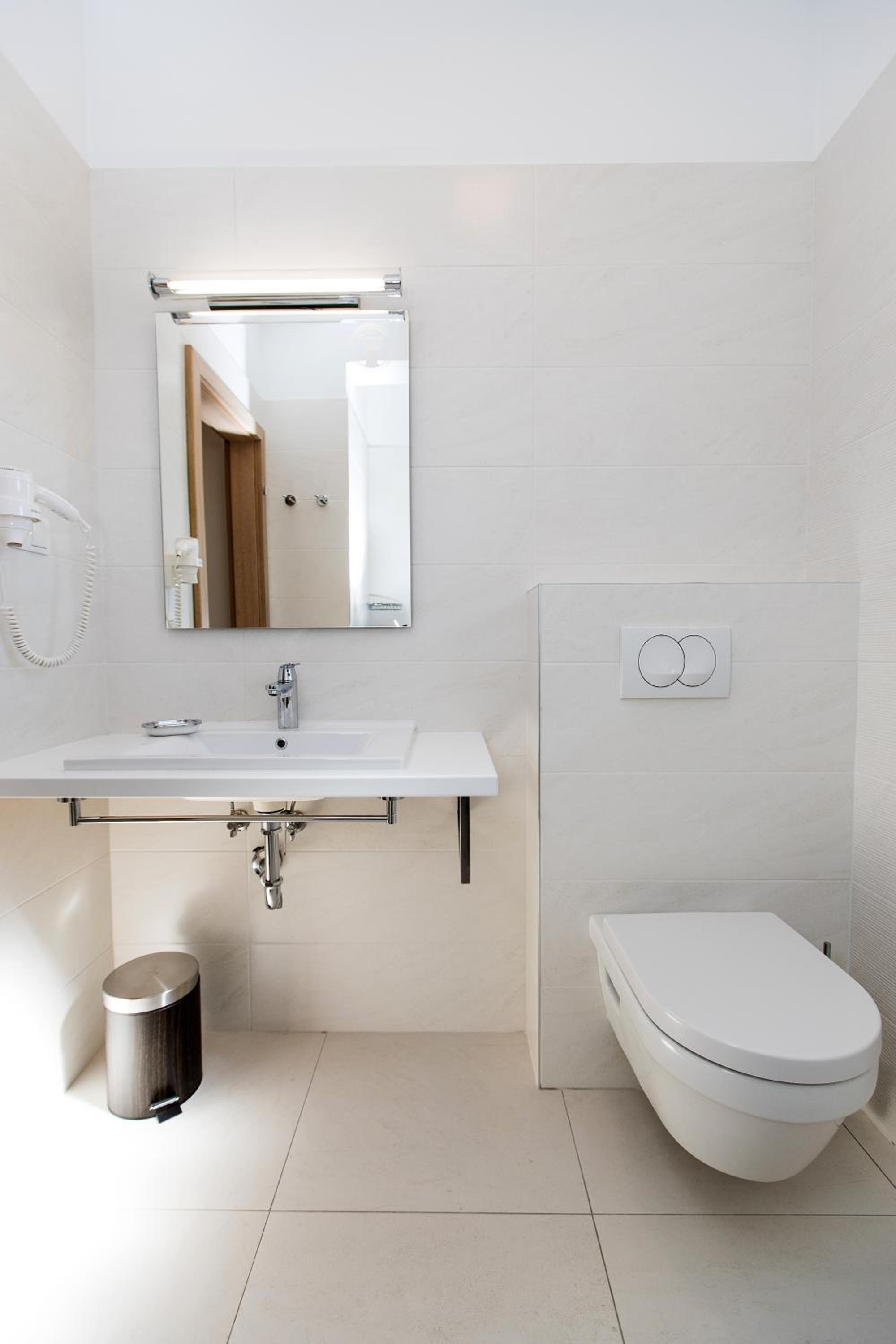Deluxe Double Room with Balcony and Sea View - Photo 12