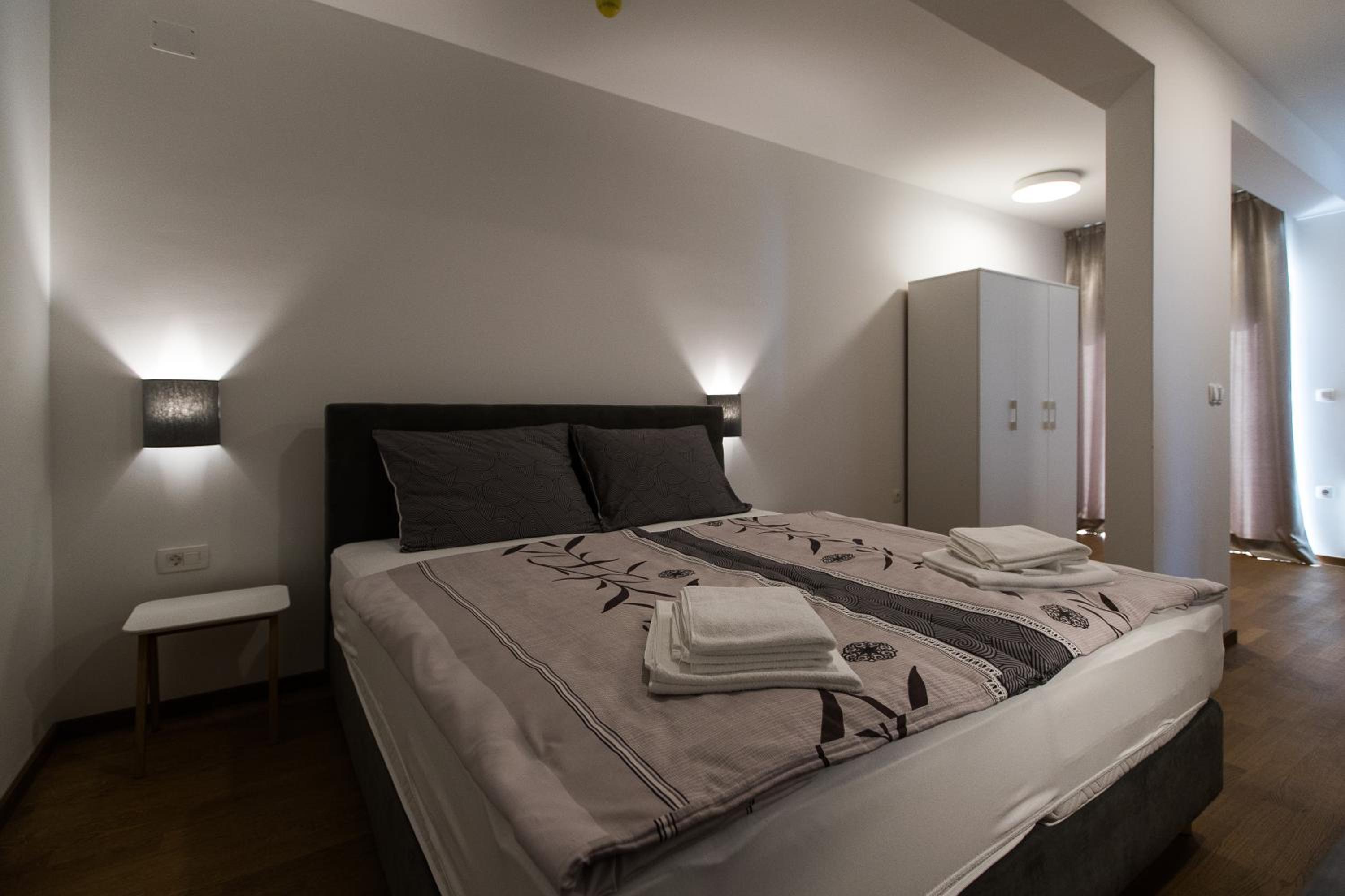 Deluxe Double or Twin Room with Balcony - Photo 9