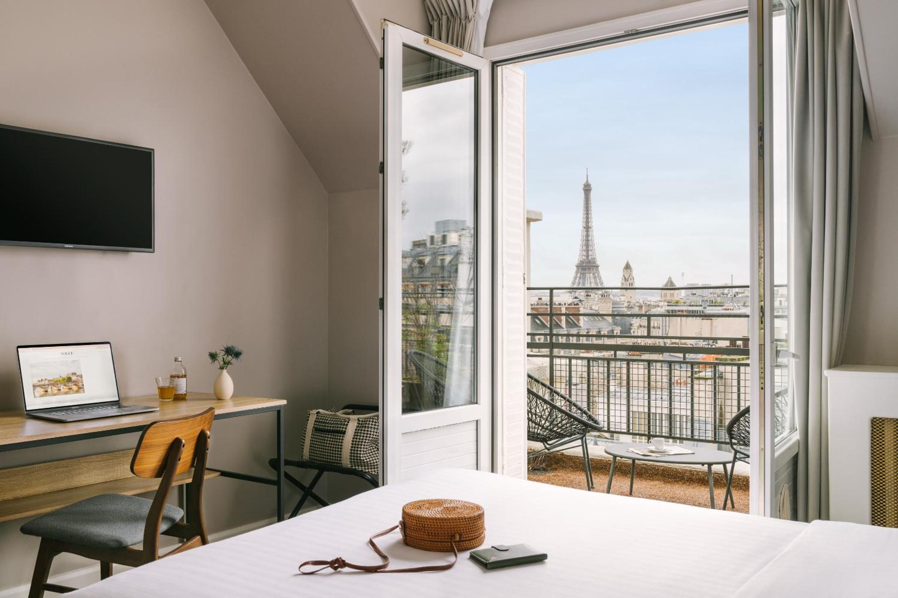Classic Double Room with Eiffel Tower View