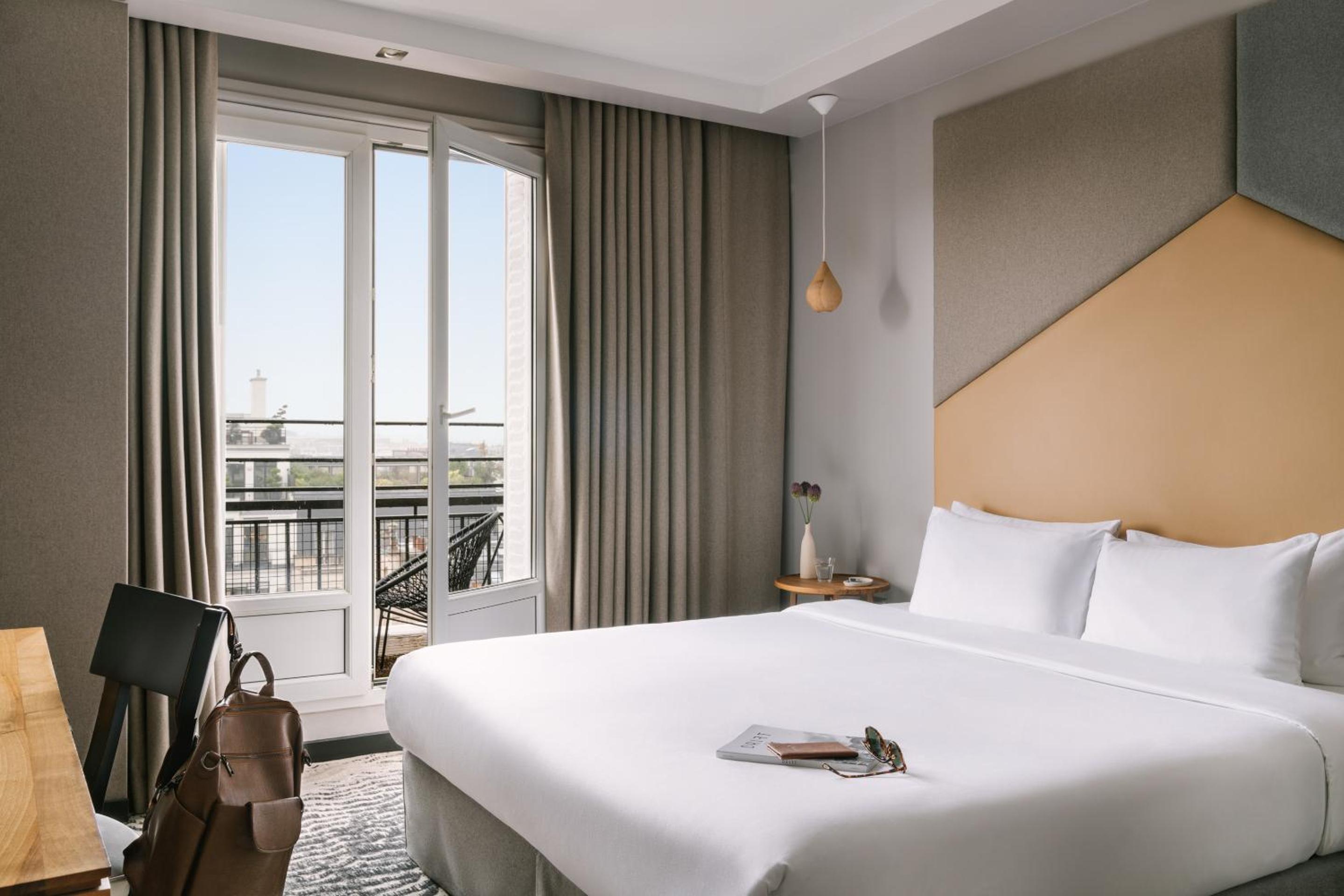 Deluxe Double Room with Eiffel Tower view photo 2