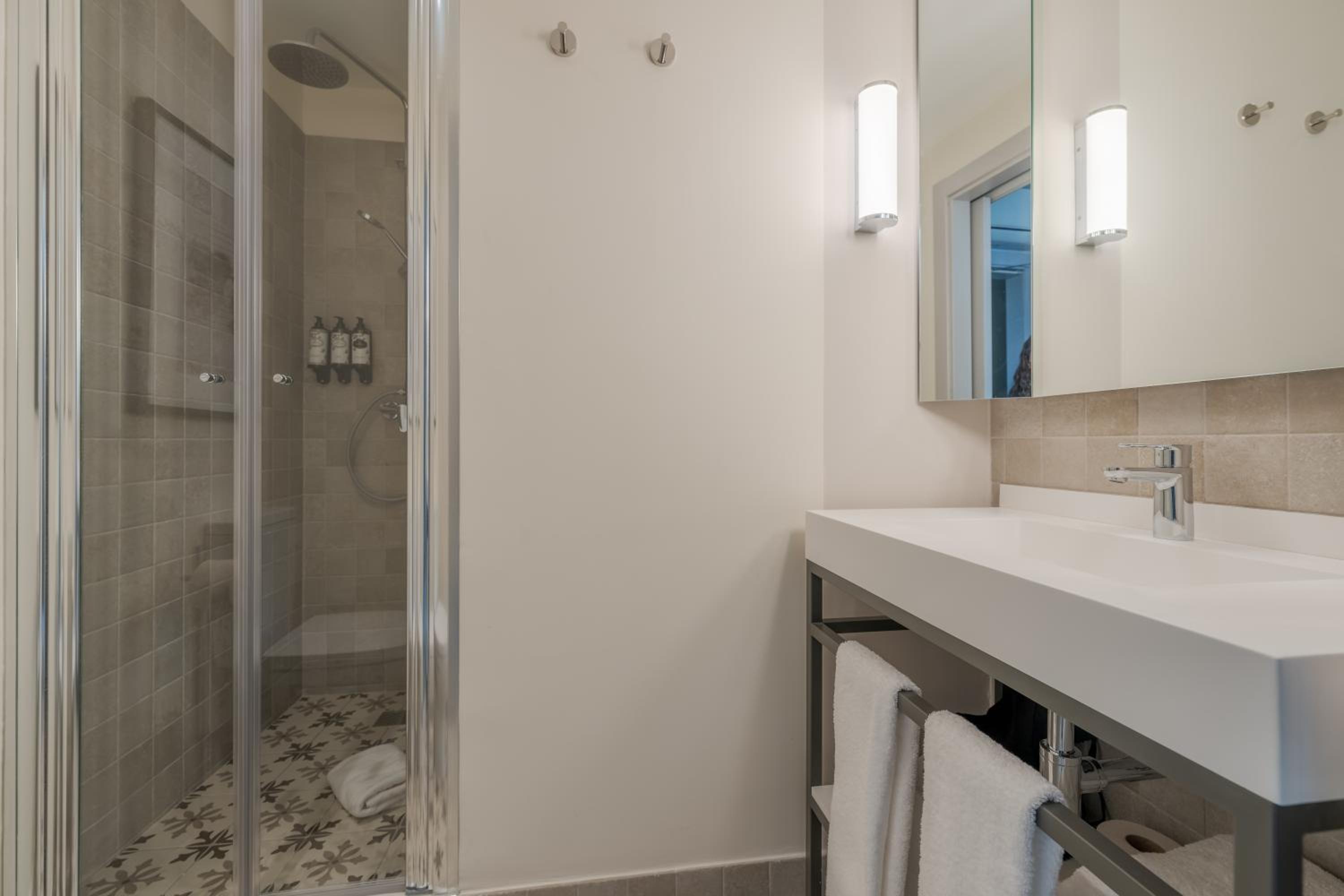 Suite - Photo 3