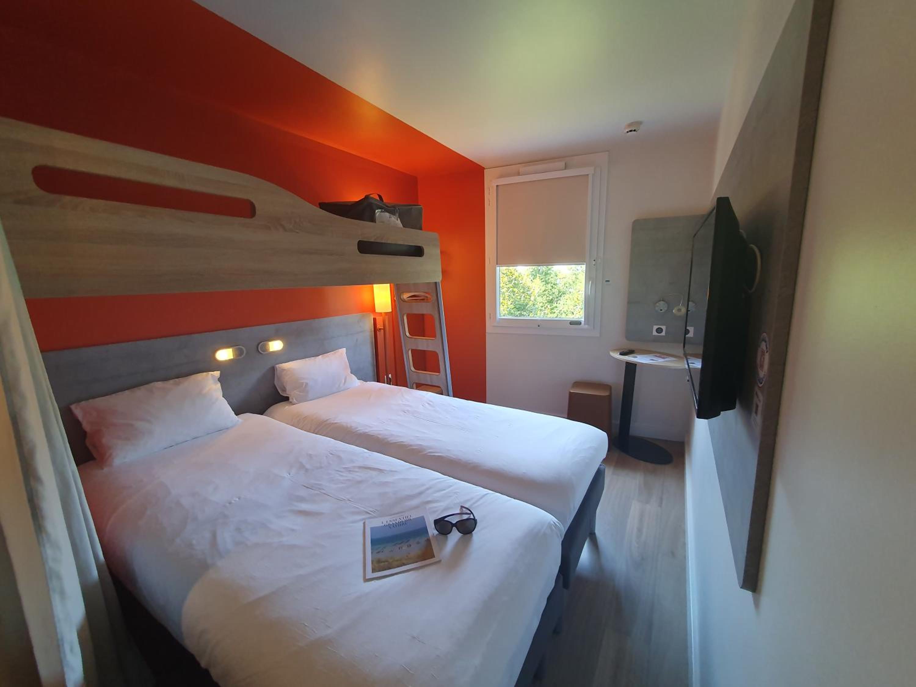 Triple Room with Two Singles beds and Extra Bed photo 2