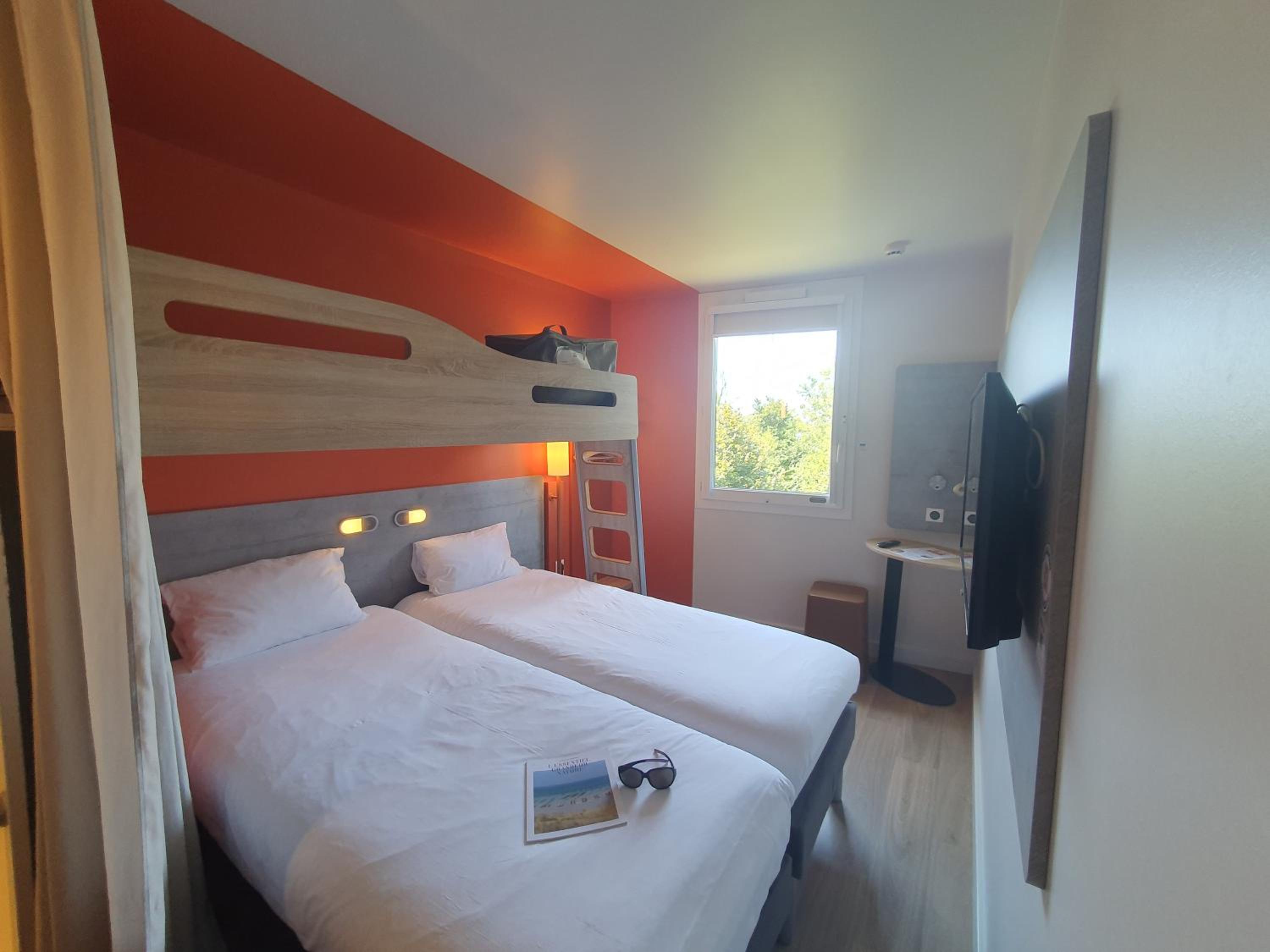 Triple Room with Two Singles beds and Extra Bed photo 3