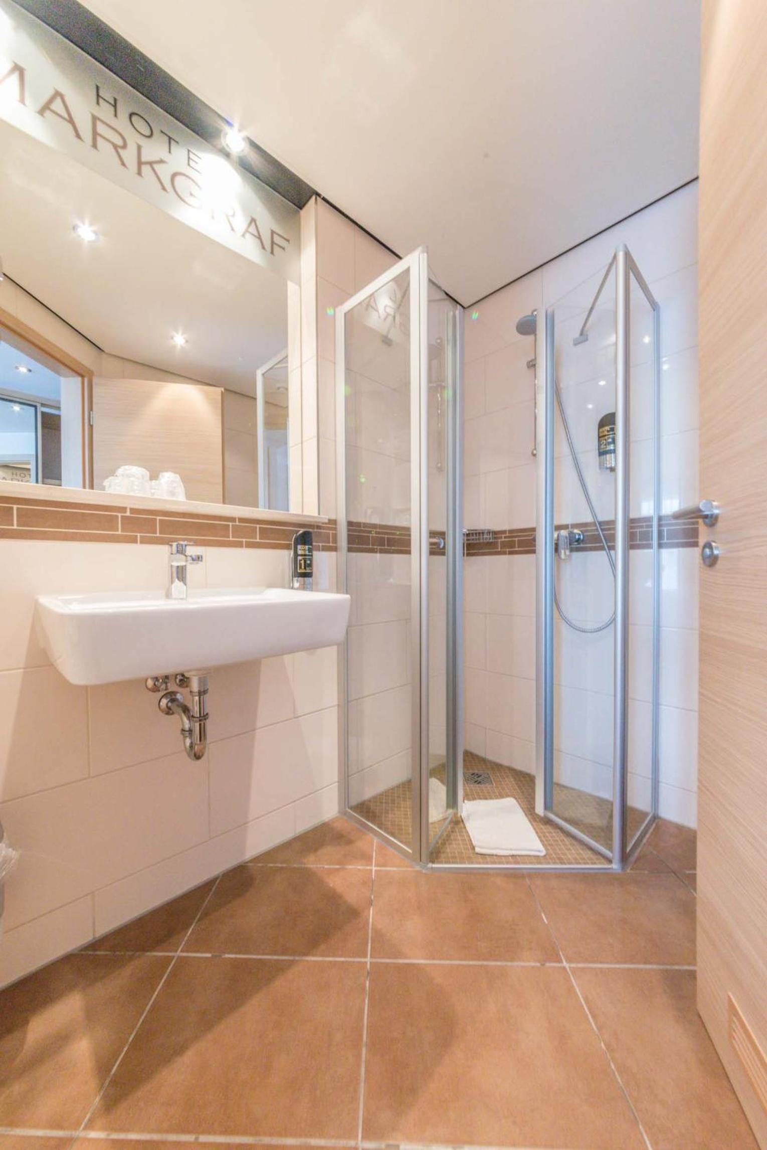 Double Room with Balcony - Photo 2