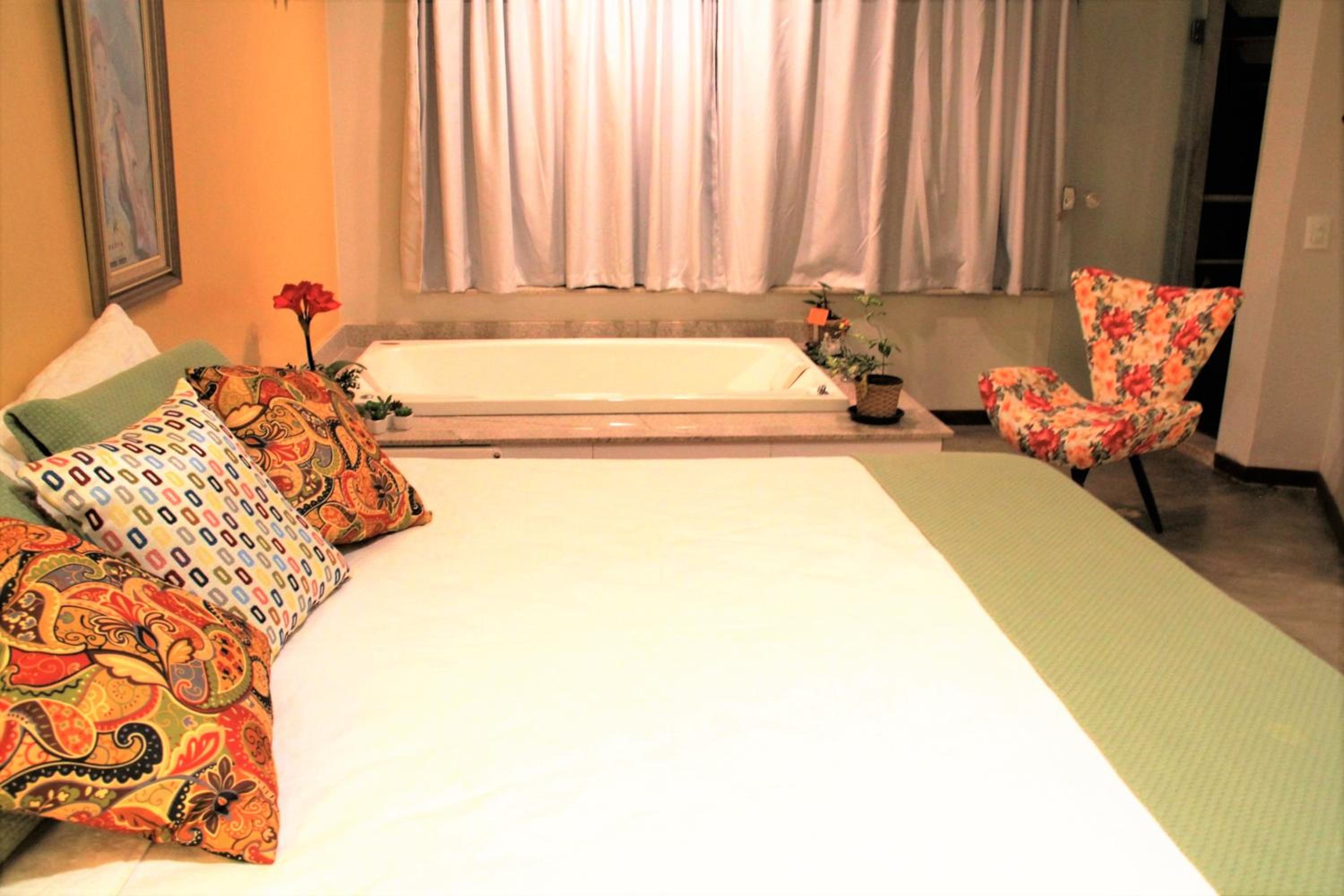 Suite with Hot Tub photo 1