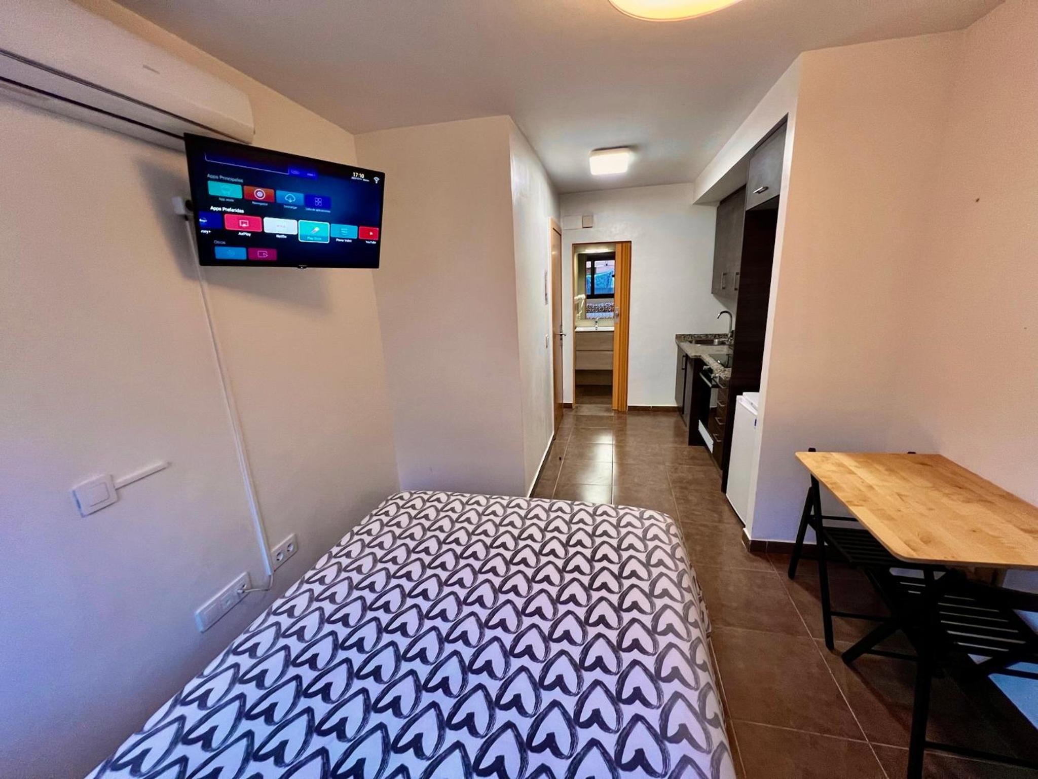 Deluxe One-Bedroom Apartment with City View photo 2