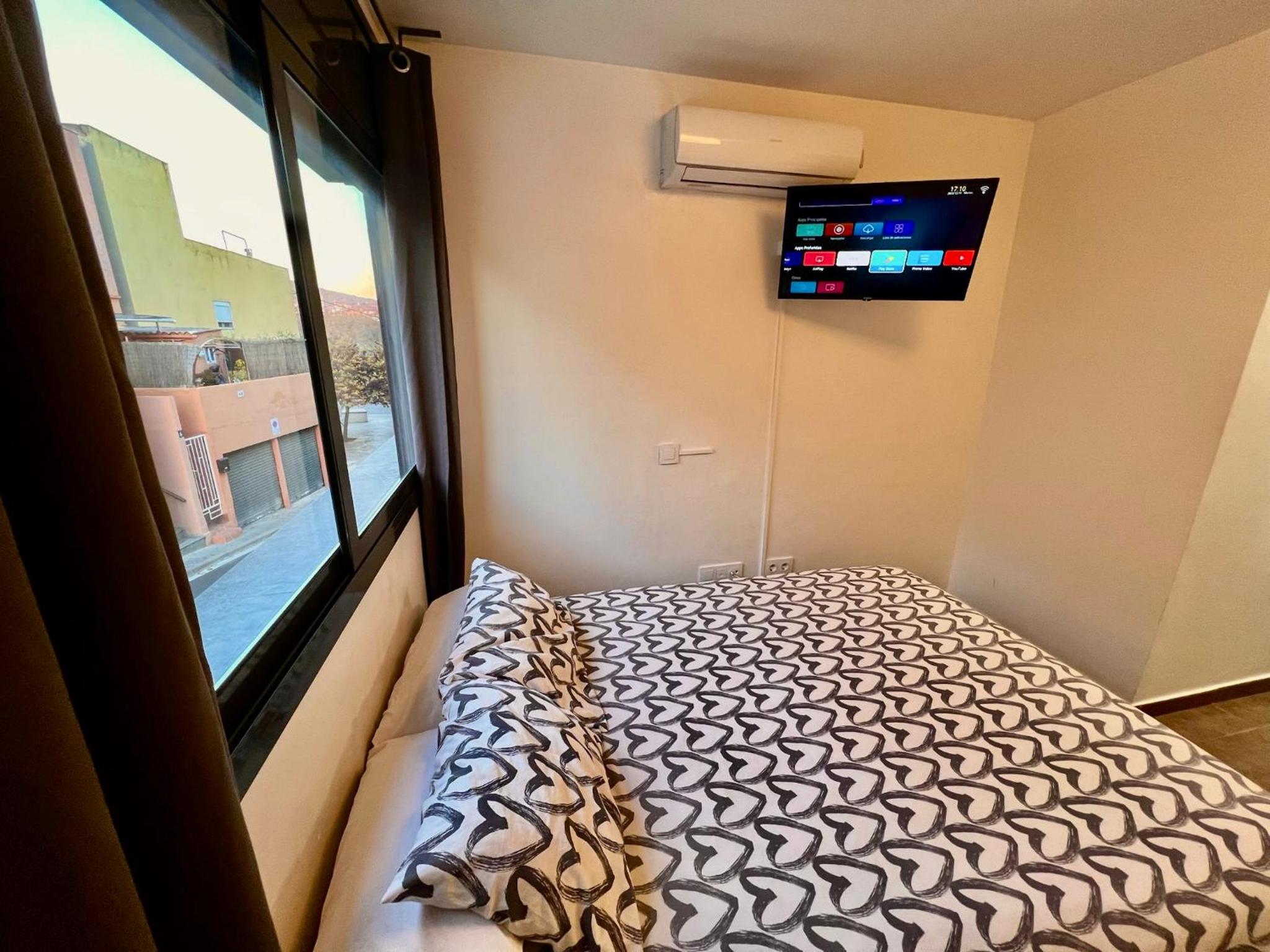 Deluxe One-Bedroom Apartment with City View photo 3