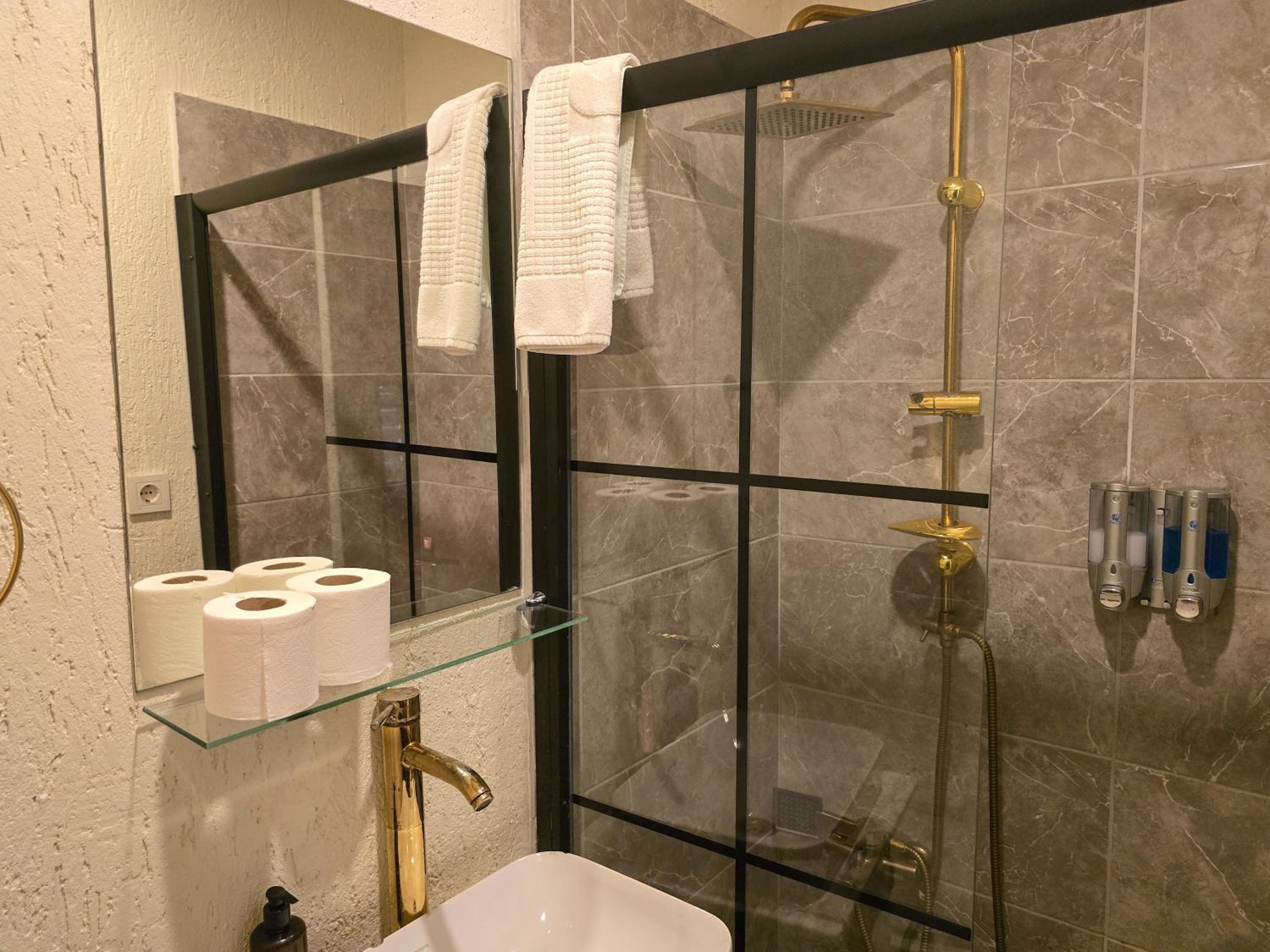 Economy Quadruple Room with Shared Bathroom photo 2