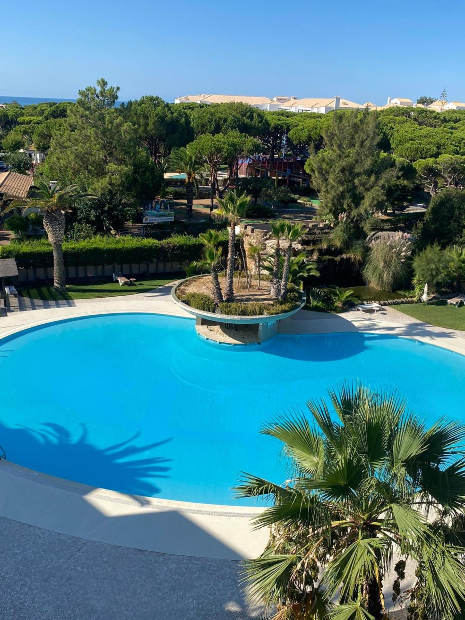 Double Room with Panoramic Pool View - Photo 2