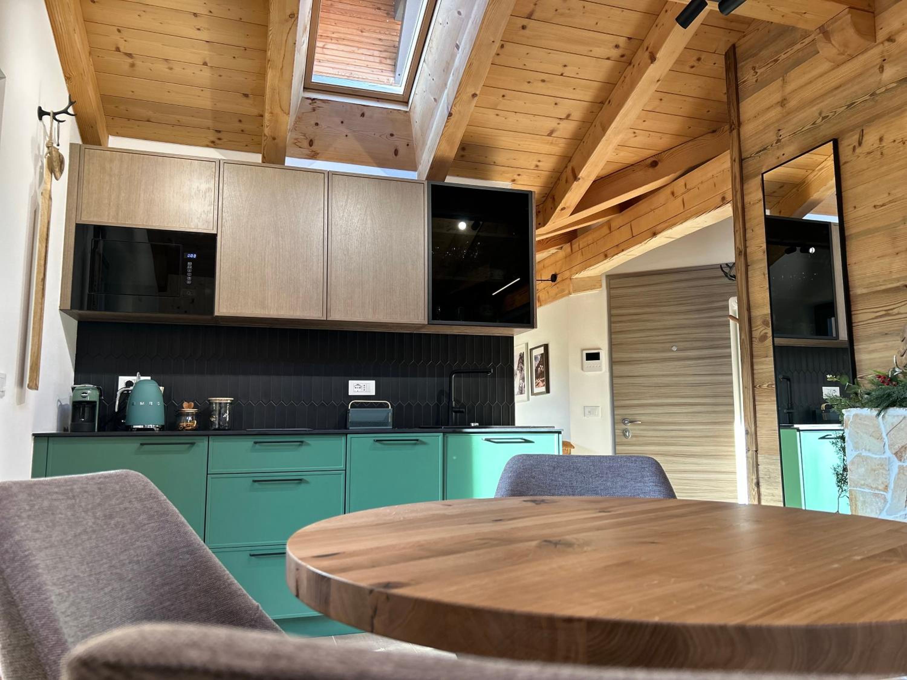 One-Bedroom Apartment with Balcony and Mountain View   photo 3