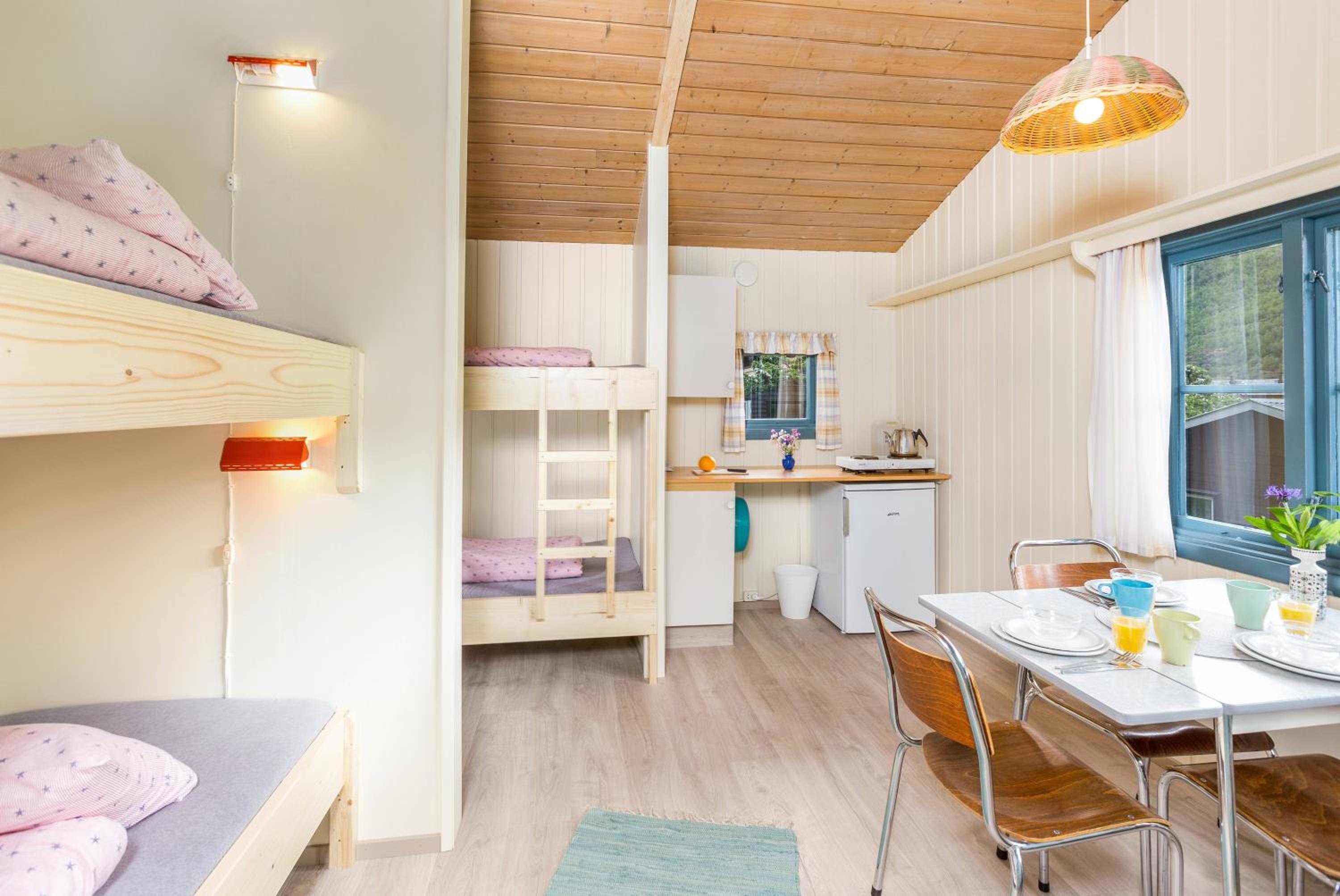 Cottage (4 Adults) with Shared Bathroom photo 3