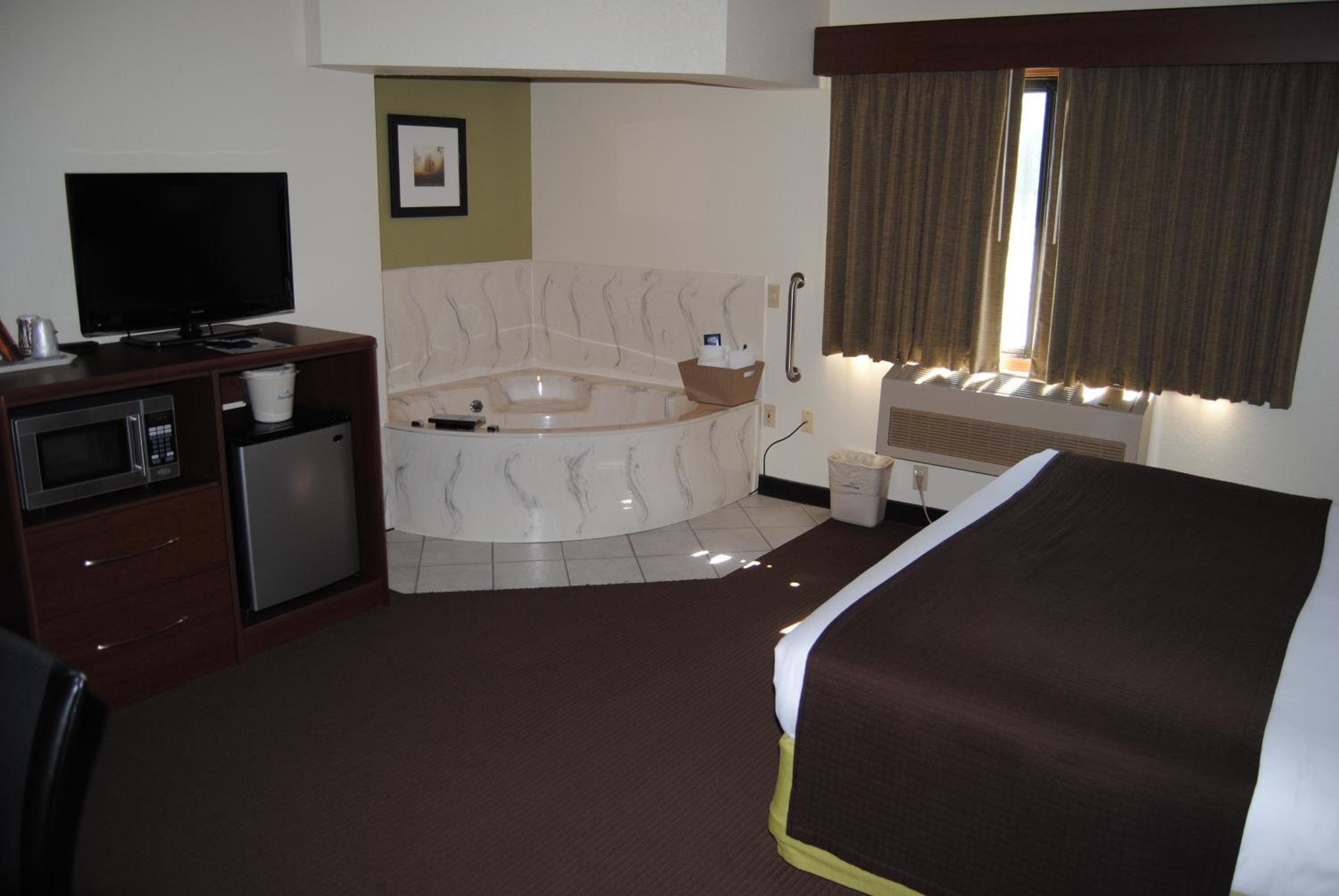 King Suite with Jetted Tub - Non-Smoking photo 1
