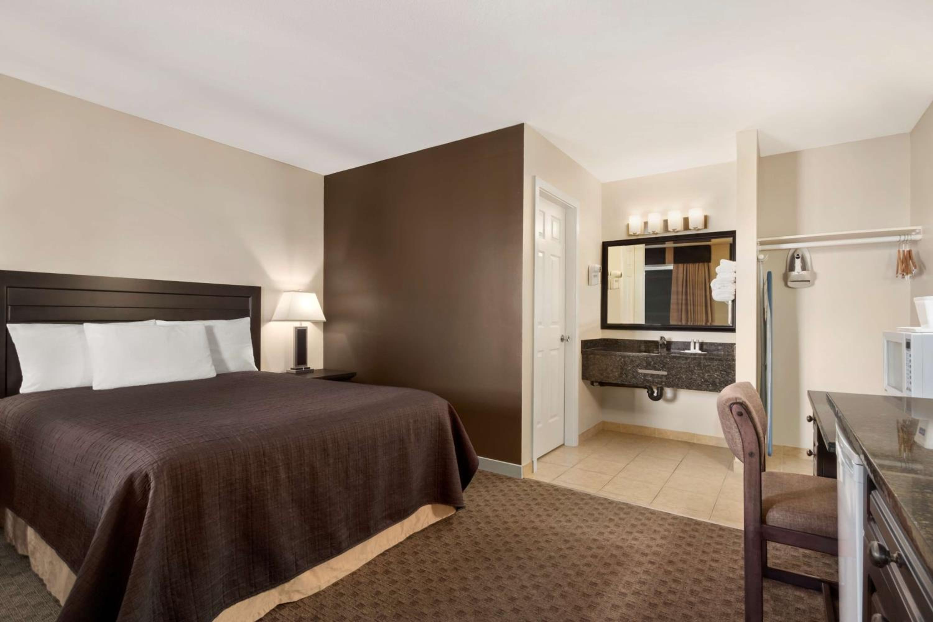 Queen Room - Photo 2